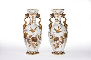 Raffinata coppia di vasi ad anfora in porcellana bianca e oro decorata a chinoiserie. Manifattura Ginori a Doccia, ultimo quarto del secolo XIX 