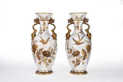 Raffinata Coppia di Vasi Ad Anfora in Porcellana Bianca e Oro Decorata a Chinoiserie. Manifattura...