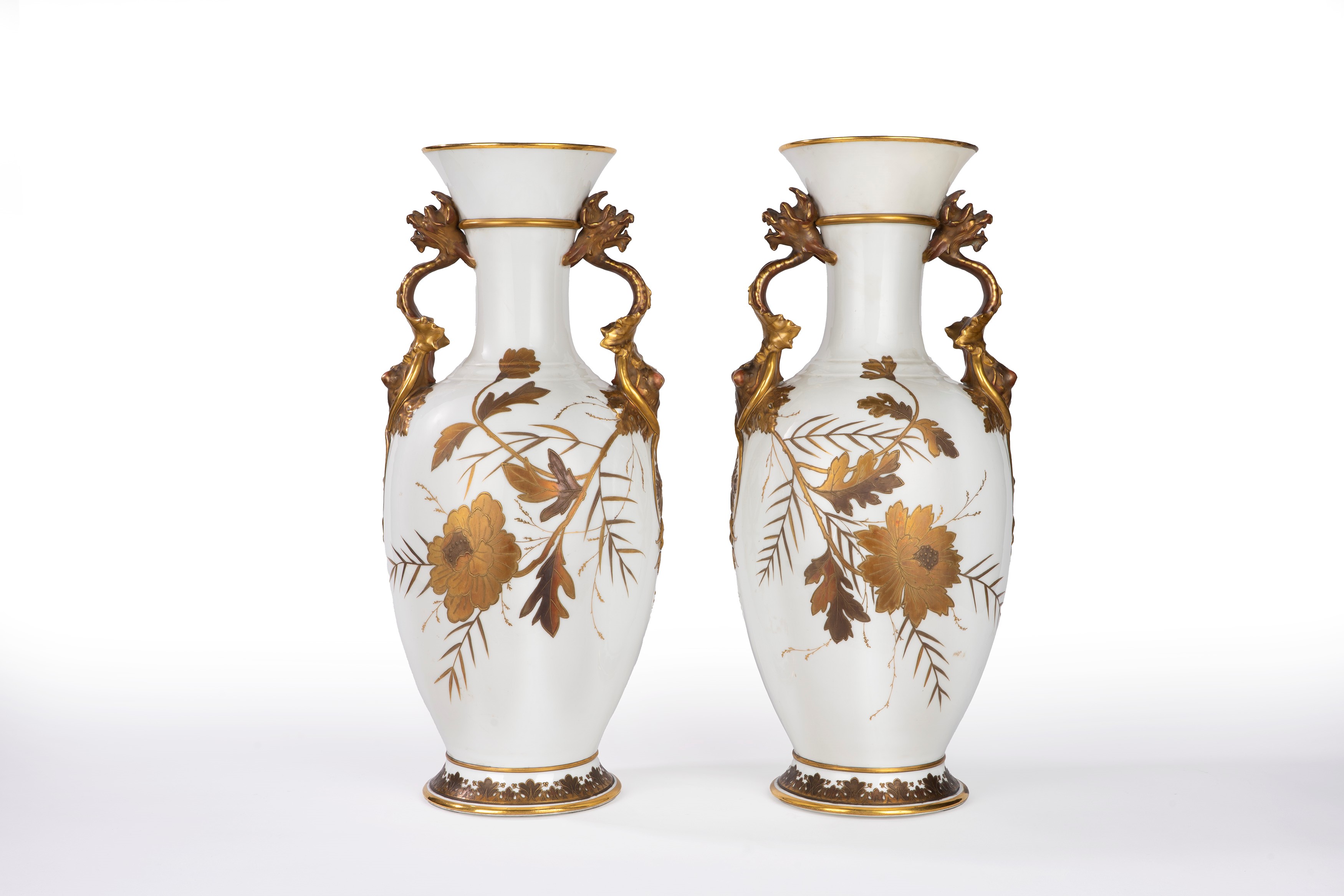 Raffinata Coppia di Vasi Ad Anfora in Porcellana Bianca e Oro Decorata a Chinoiserie. Manifattura...