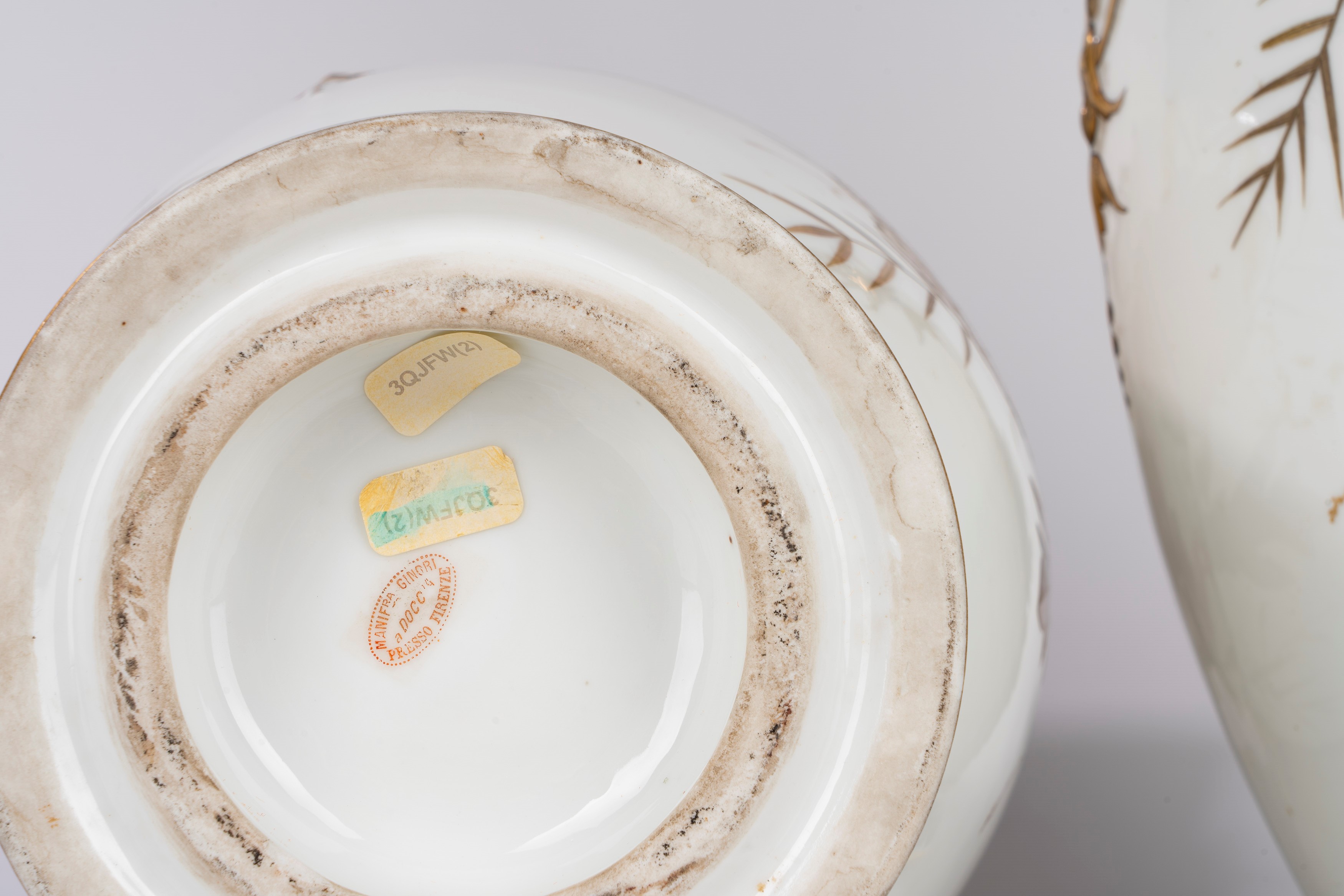 Raffinata Coppia di Vasi Ad Anfora in Porcellana Bianca e Oro Decorata a Chinoiserie. Manifattura...