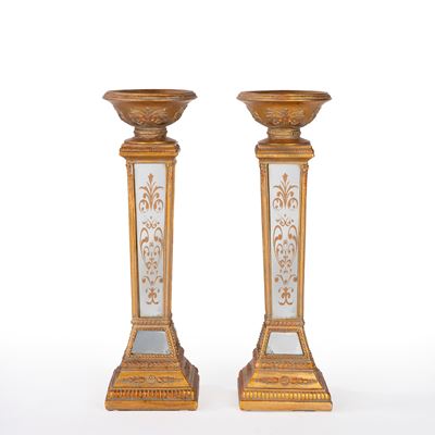 Coppia di Candelieri in Legno Dorato con Fusto Sfaccettato e Specchiato. Secolo XIх
