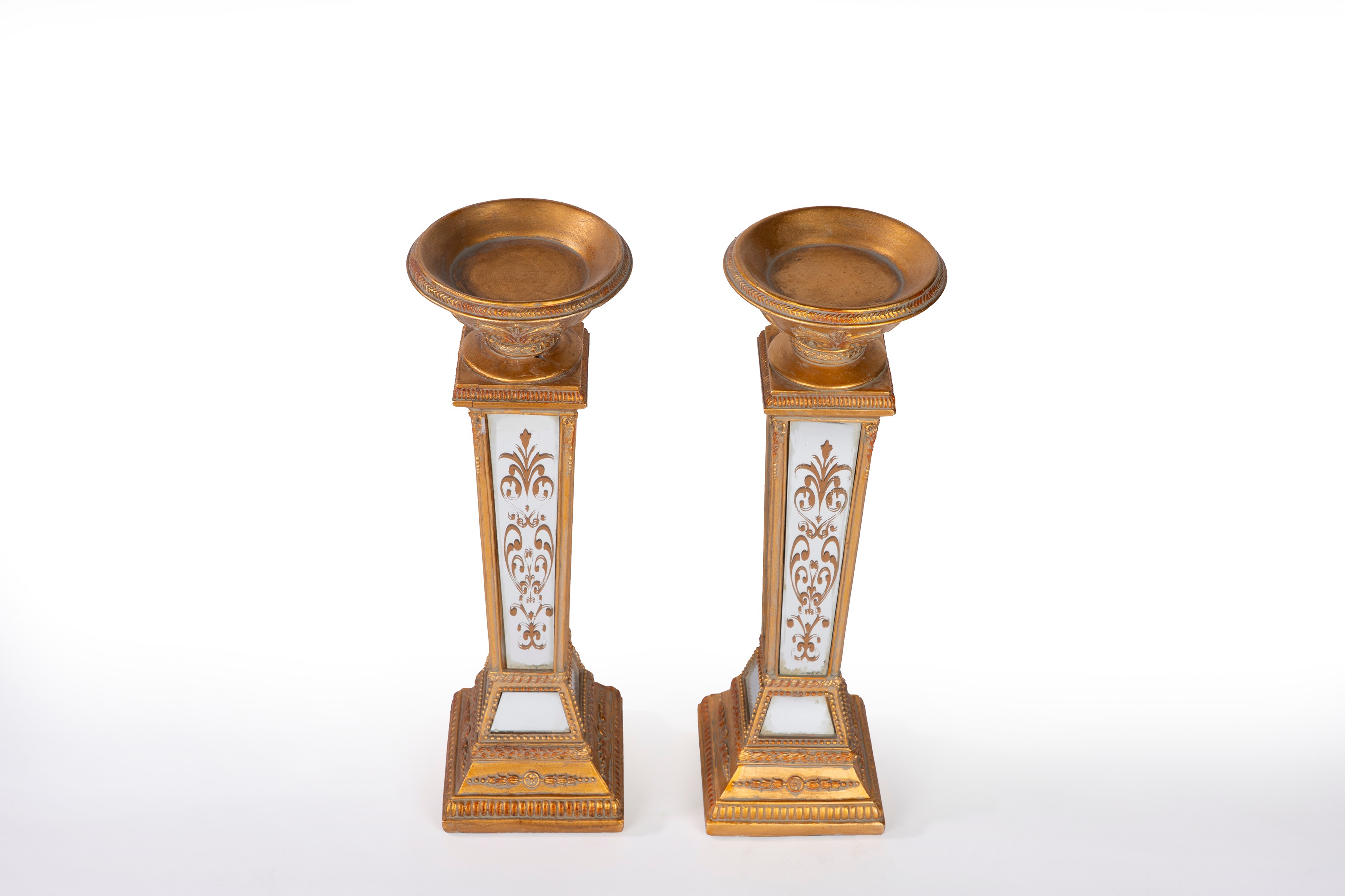 Coppia di Candelieri in Legno Dorato con Fusto Sfaccettato e Specchiato. Secolo XIх