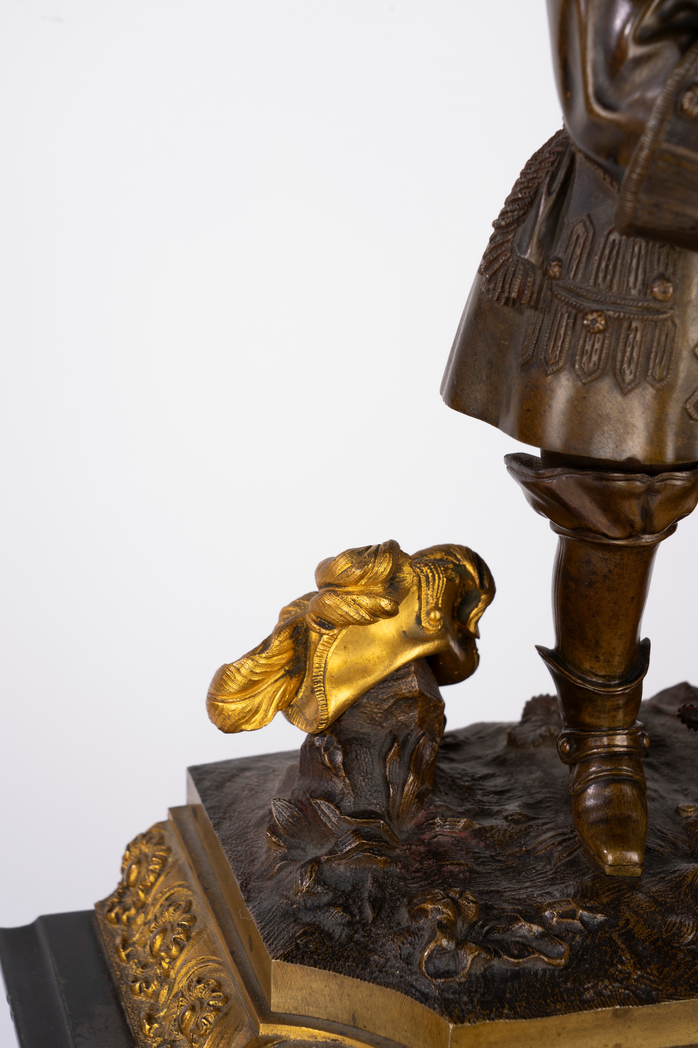 Pendola da appoggio in marmo, bronzo dorato e patinato, Francia, XIX secolo