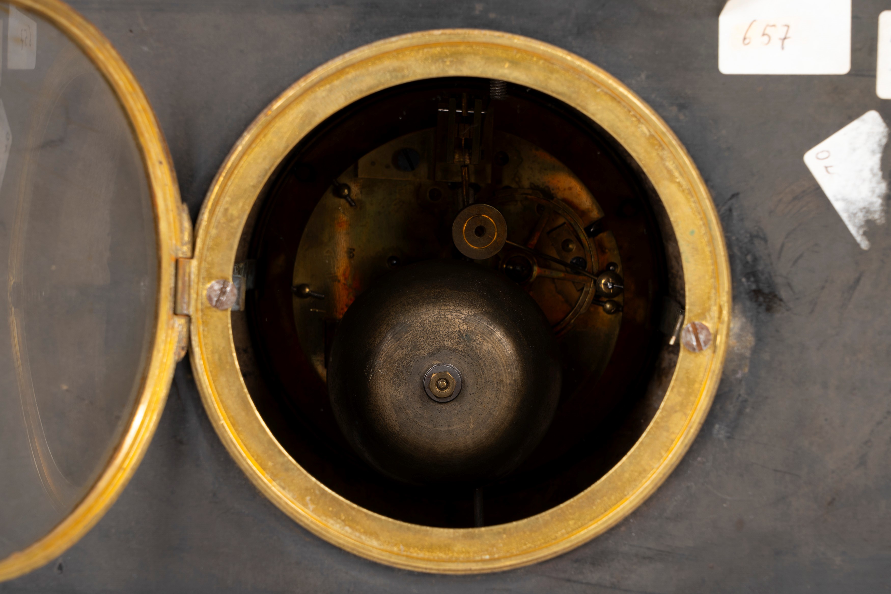 Pendola da appoggio in marmo, bronzo dorato e patinato, Francia, XIX secolo