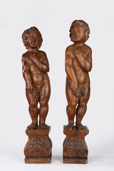 Coppia di putti in legno intagliato, fine XVII secolo, altezza cm 86 e cm 88