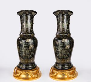 Coppia di grandi vasi cinesi a tromba in porcellana nera con intarsi in madreperla e metallo dorato. Fine secolo XIX