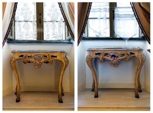 Coppia di consoles in legno intagliato, dipinto e dorato con piano in marmo grigio. Lombardia, secolo XVIII