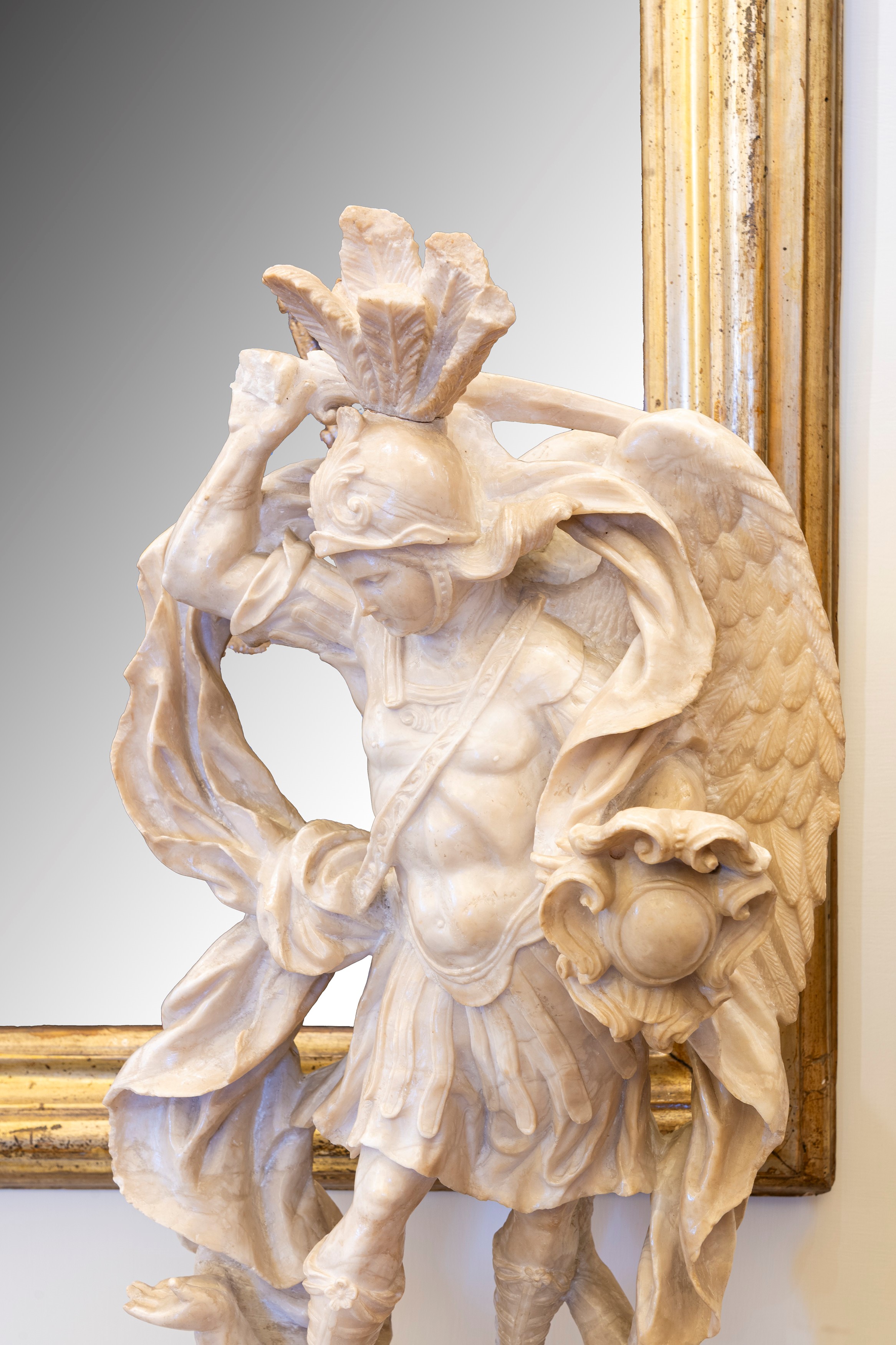 Gruppo Scultoreo in Alabastro Raffigurante San Michele Arcangelo che Sconfigge il Demonio. Secolo...