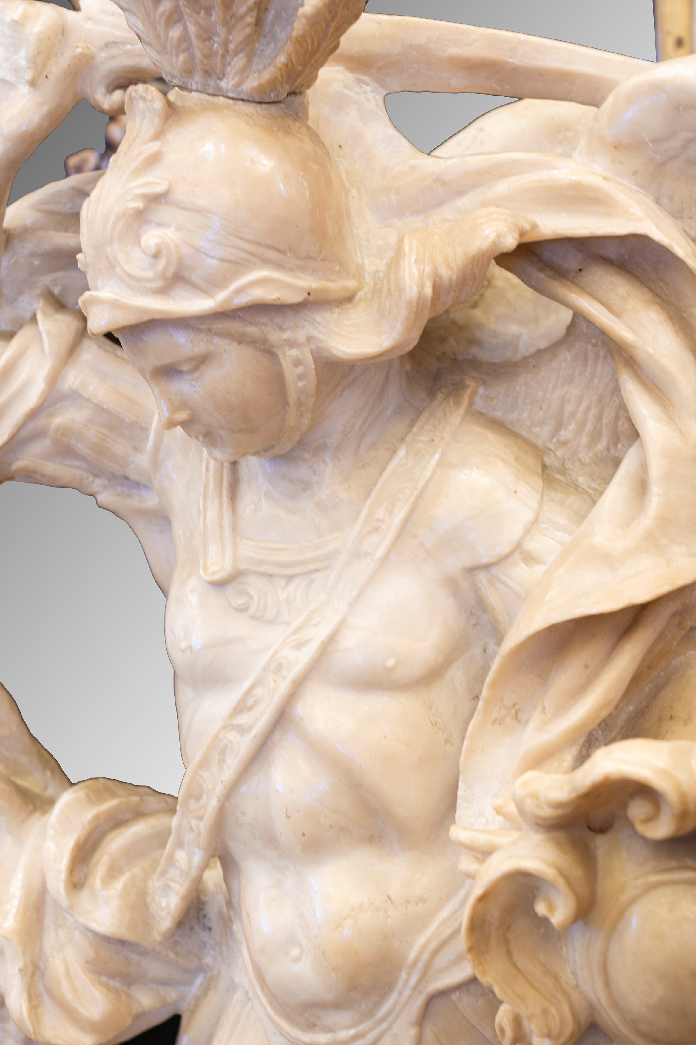 Gruppo Scultoreo in Alabastro Raffigurante San Michele Arcangelo che Sconfigge il Demonio. Secolo...