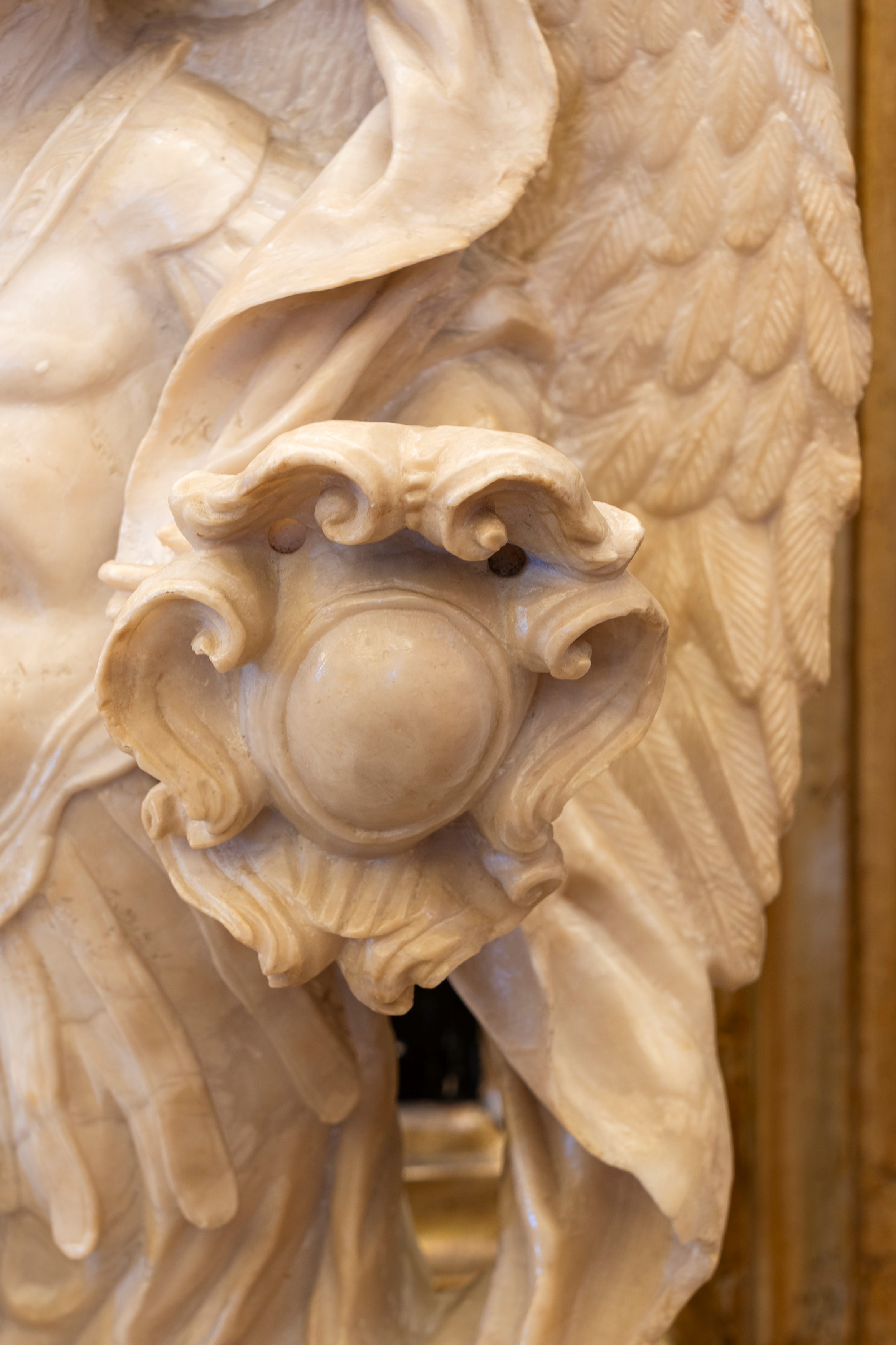 Gruppo Scultoreo in Alabastro Raffigurante San Michele Arcangelo che Sconfigge il Demonio. Secolo...