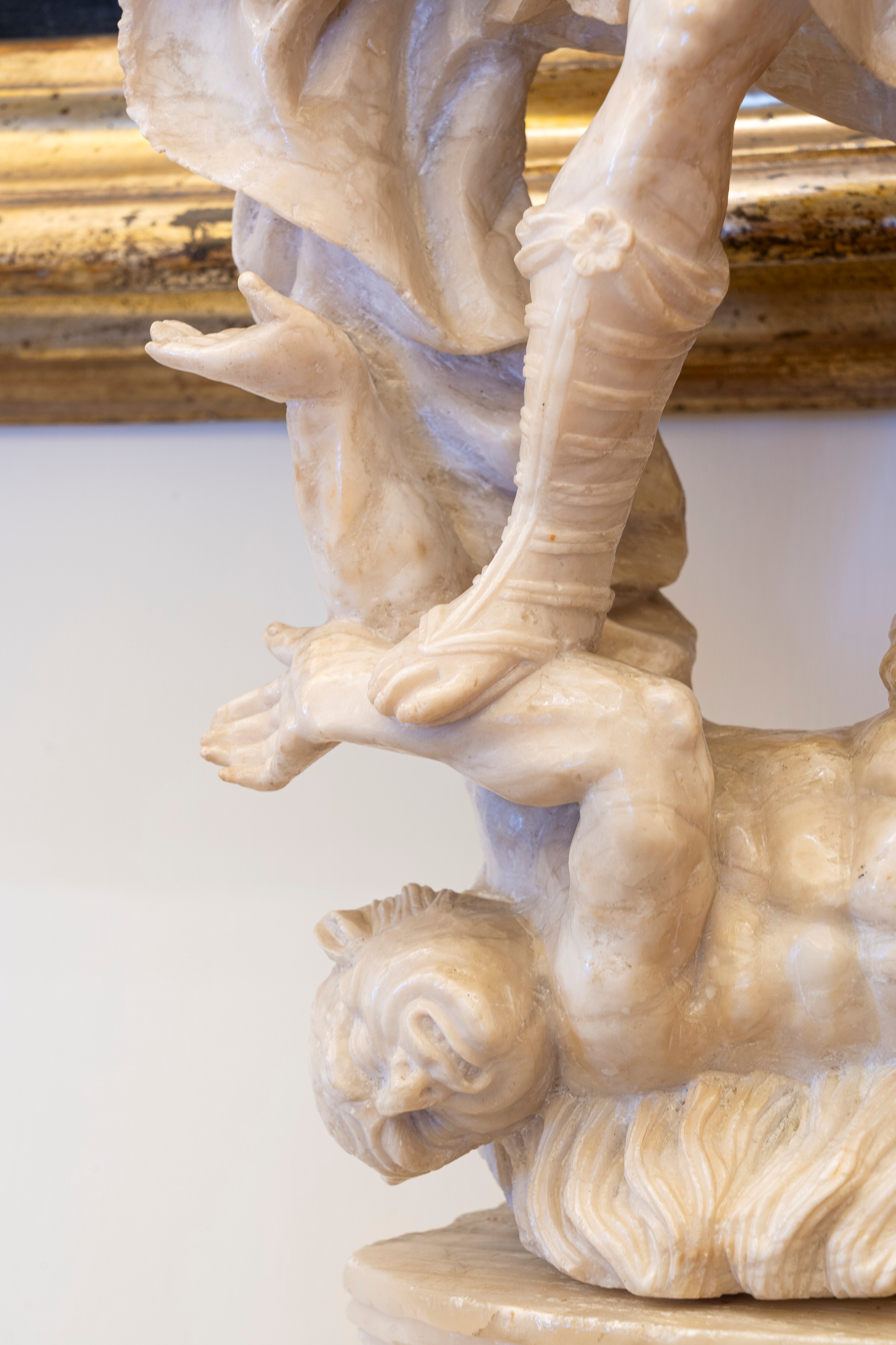 Gruppo Scultoreo in Alabastro Raffigurante San Michele Arcangelo che Sconfigge il Demonio. Secolo...