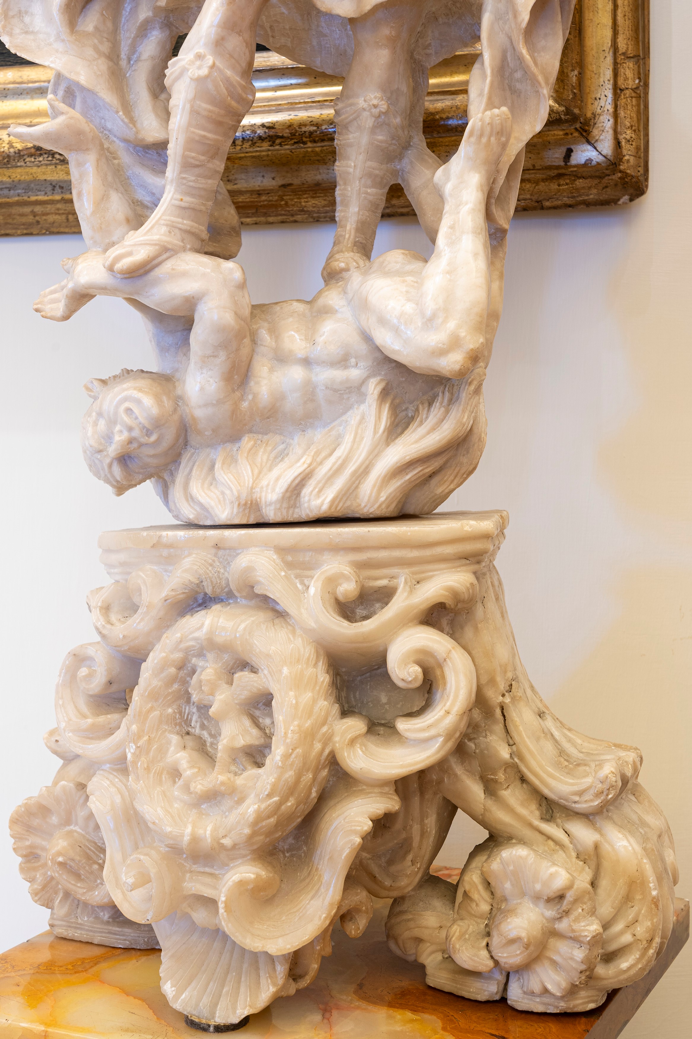 Gruppo Scultoreo in Alabastro Raffigurante San Michele Arcangelo che Sconfigge il Demonio. Secolo...