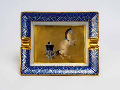 Posacenere, porcellana bianca con decoro di cavallo e cavaliere giapponese
