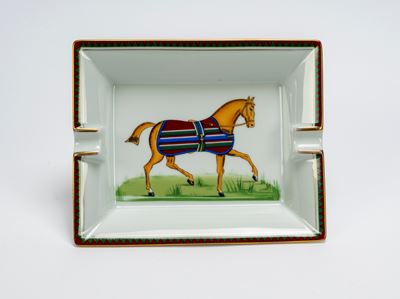 Posacenere in porcellana bianca con decoro a cavallo policromo, bordo rosso, verde e oro