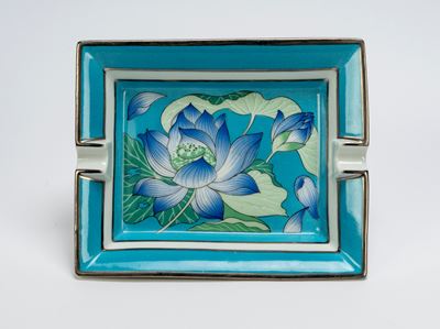 Porcellana bianca, Posacenere con decoro floreale su fondo turchese