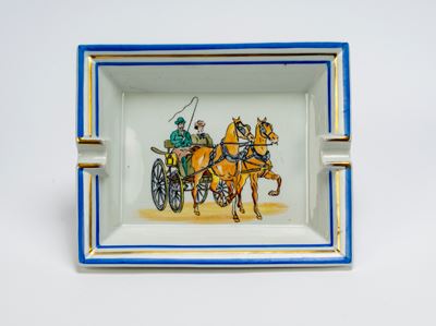 Posacenere, porcellana bianca con decoro a carrozza e figure equestri