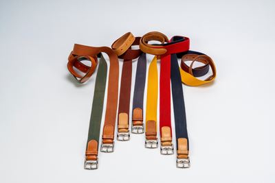 Sette cinture Etrivière, in tessuto multicolore e pelle, con fibbie in metallo