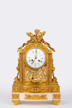 Pendola da appoggio in marmo bianco e bronzo dorato. Francia, fine secolo XIX 