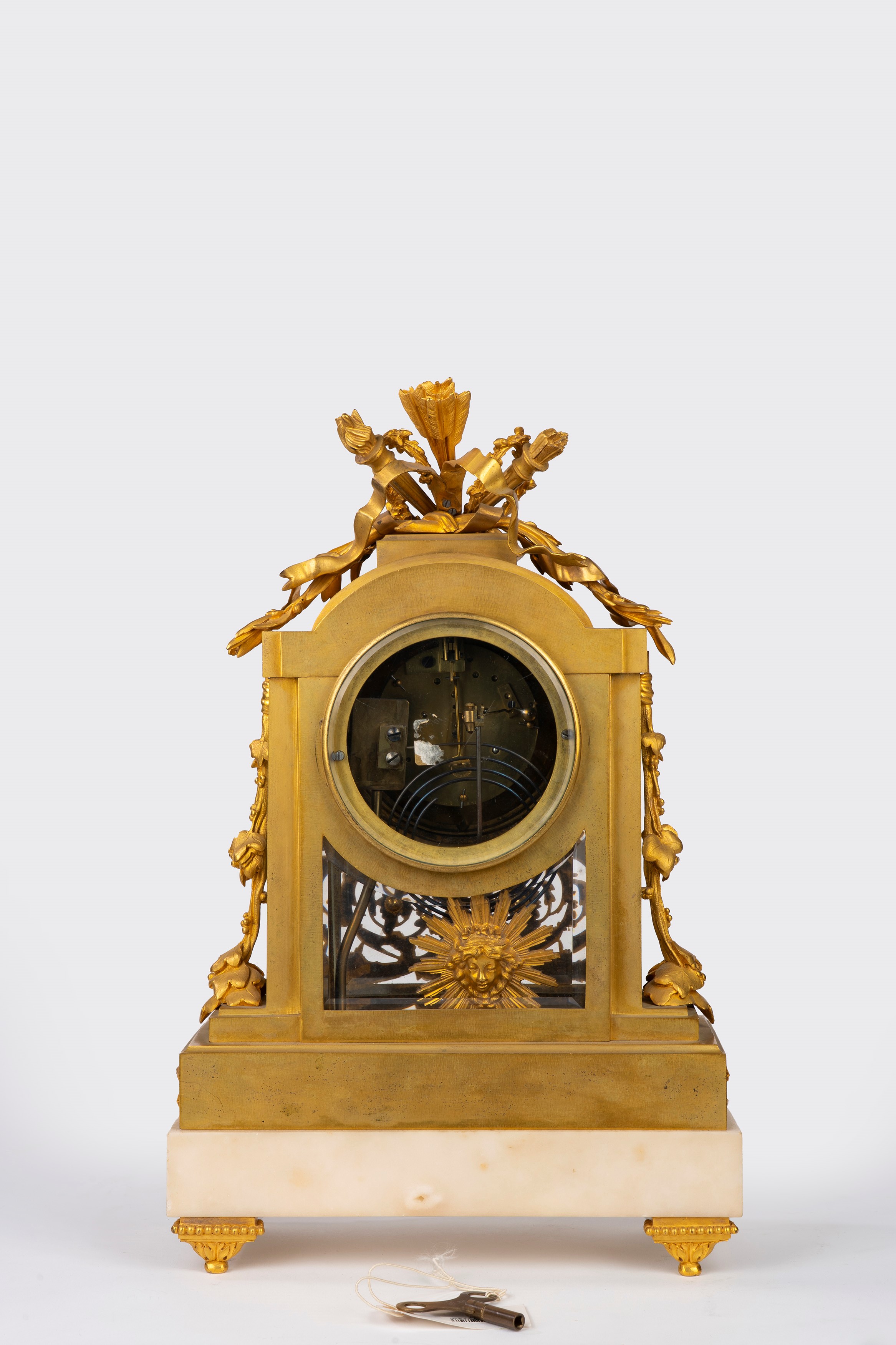 Pendola da appoggio in marmo bianco e bronzo dorato, Francia, fine XIX secolo
