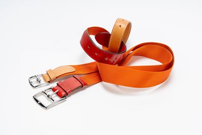 Cinture, coppia di cinture in tessuto arancione e pelle barenia rossa, fibbie metalliche (2006)