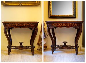 Coppia di consoles Carlo X lastronate in mogano e intarsiate a motivo floreale con piano in marmo portoro incassato. Francia, secolo XIX 
