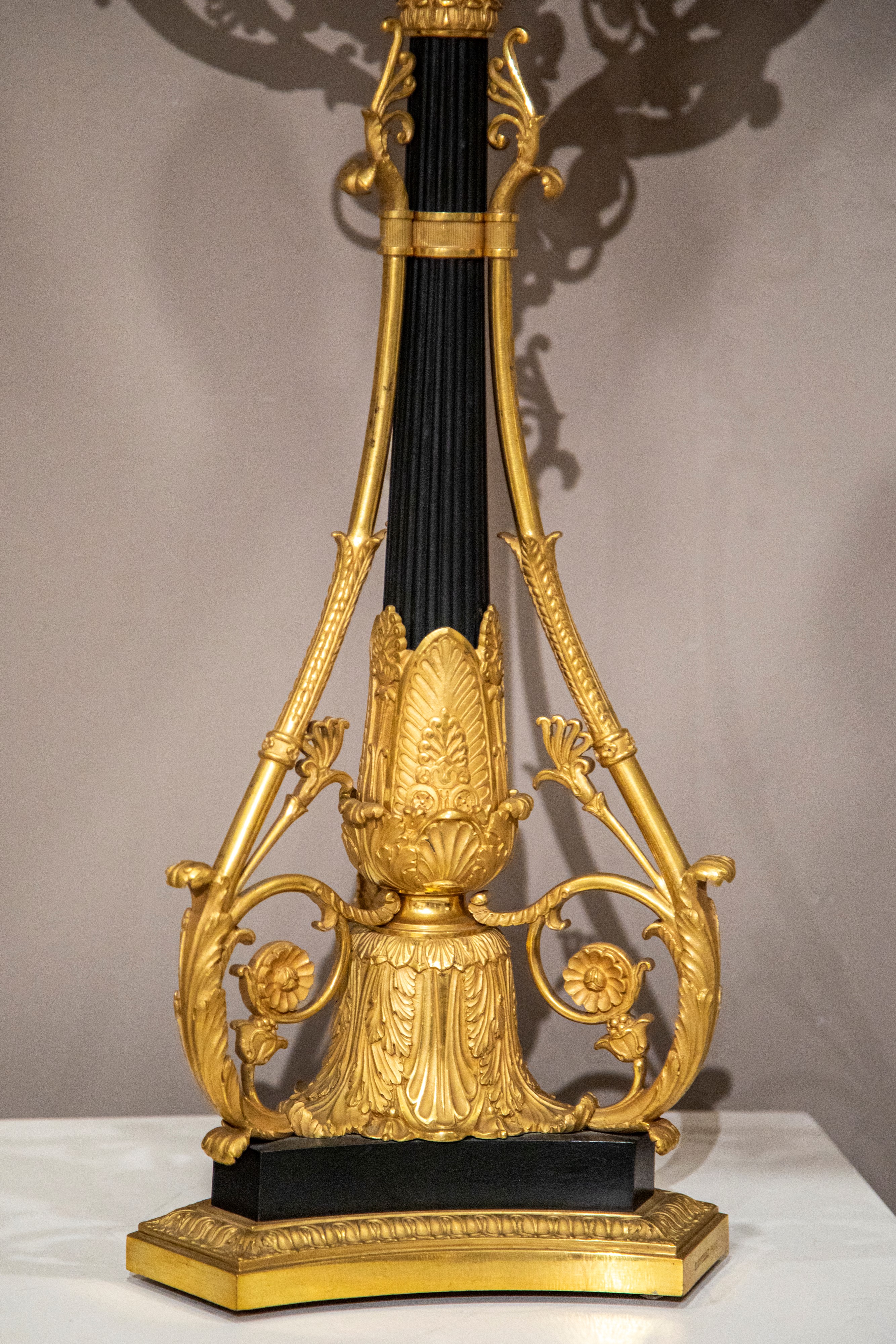 E. Mottheau, Coppia di lampade bouillotte a candelabri in bronzo brunito e dorato, Francia, circa...