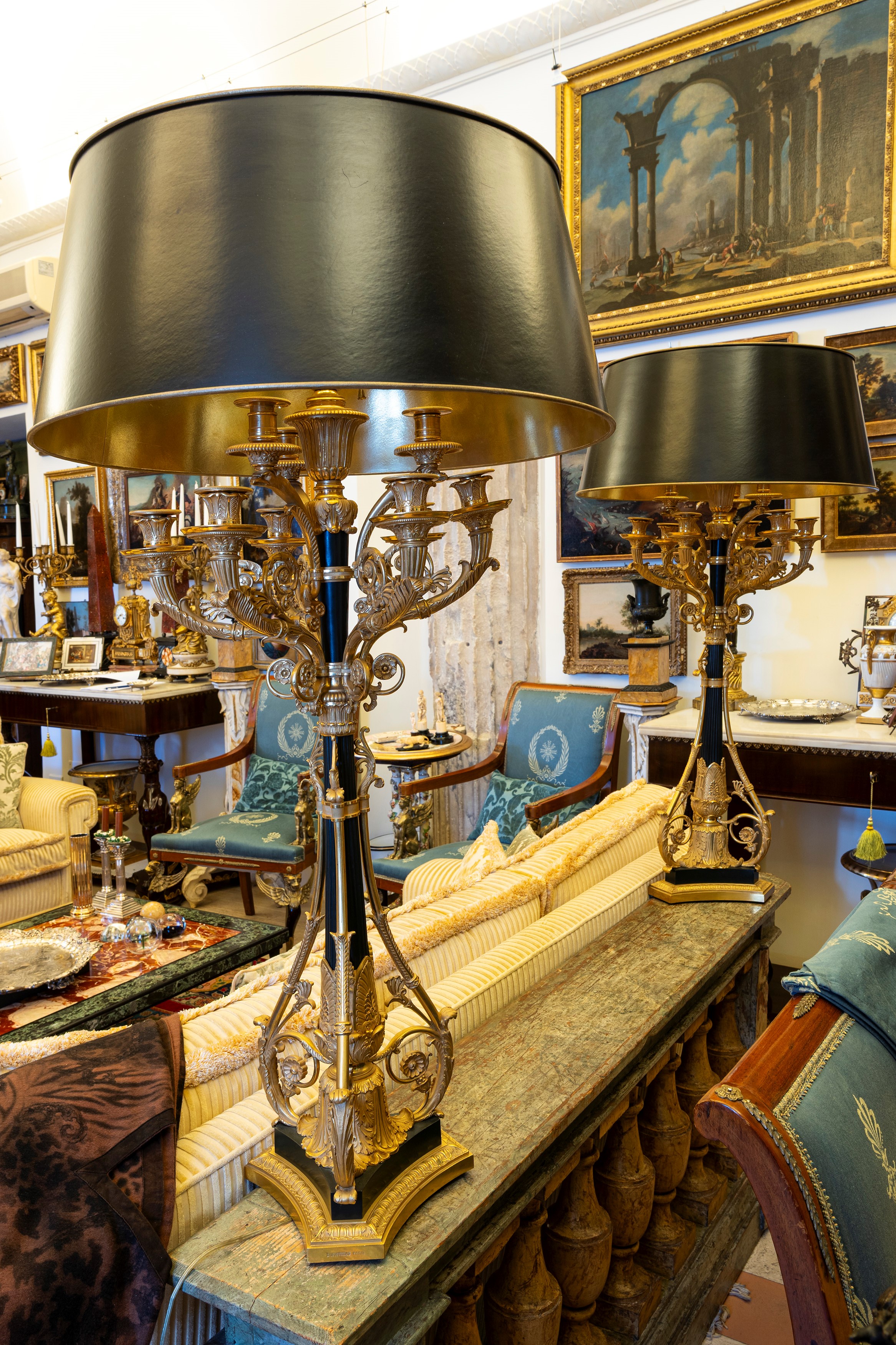 E. Mottheau, Coppia di lampade bouillotte a candelabri in bronzo brunito e dorato, Francia, circa...