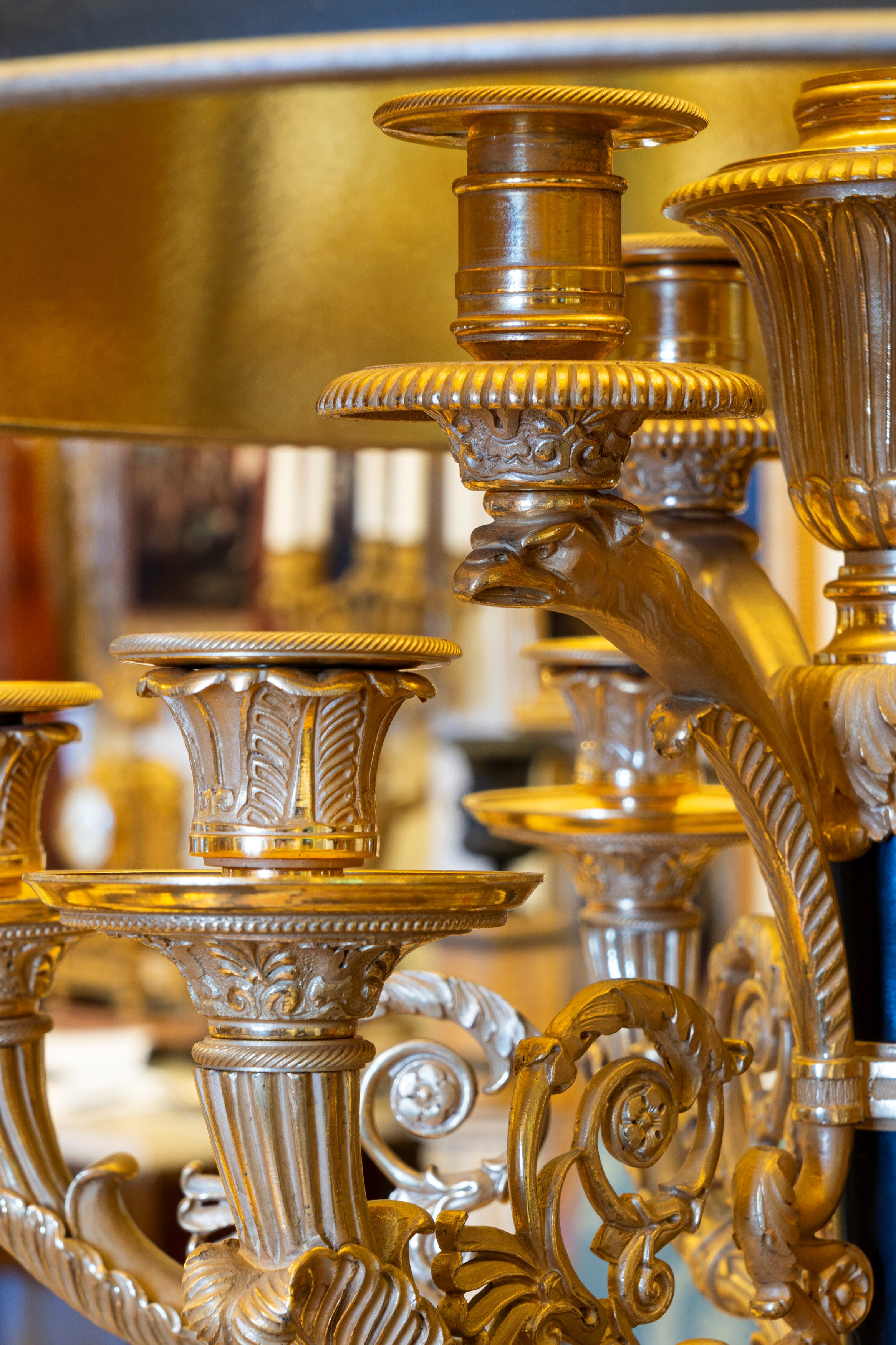 E. Mottheau, Coppia di lampade bouillotte a candelabri in bronzo brunito e dorato, Francia, circa...