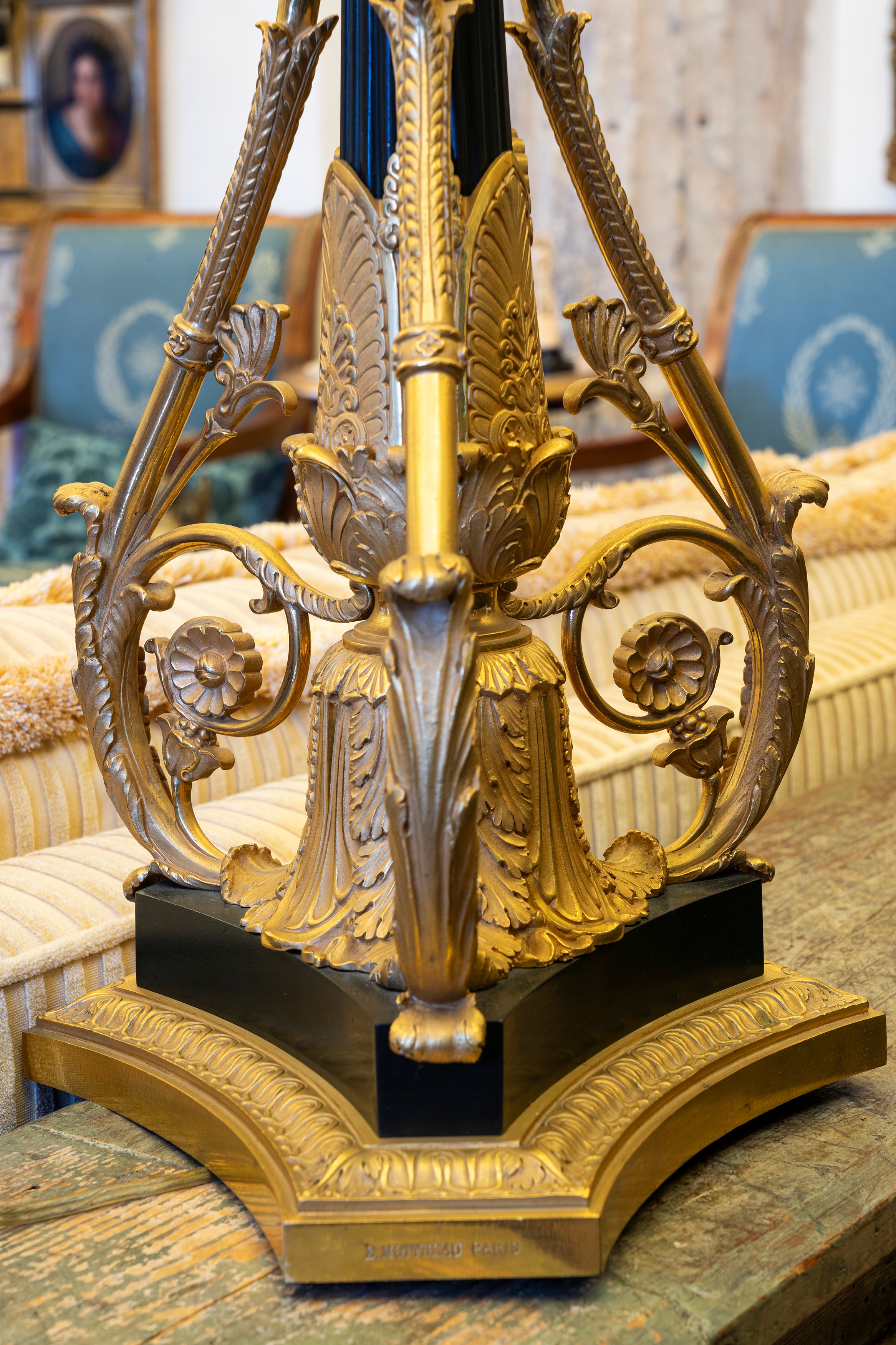 E. Mottheau, Coppia di lampade bouillotte a candelabri in bronzo brunito e dorato, Francia, circa...