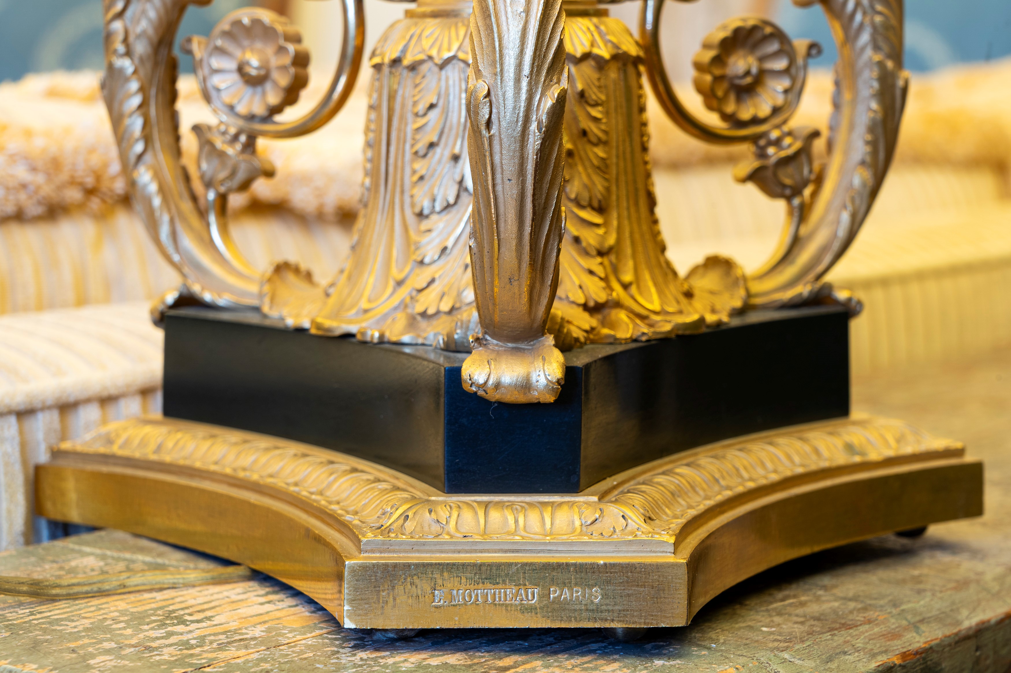 E. Mottheau, Coppia di lampade bouillotte a candelabri in bronzo brunito e dorato, Francia, circa...