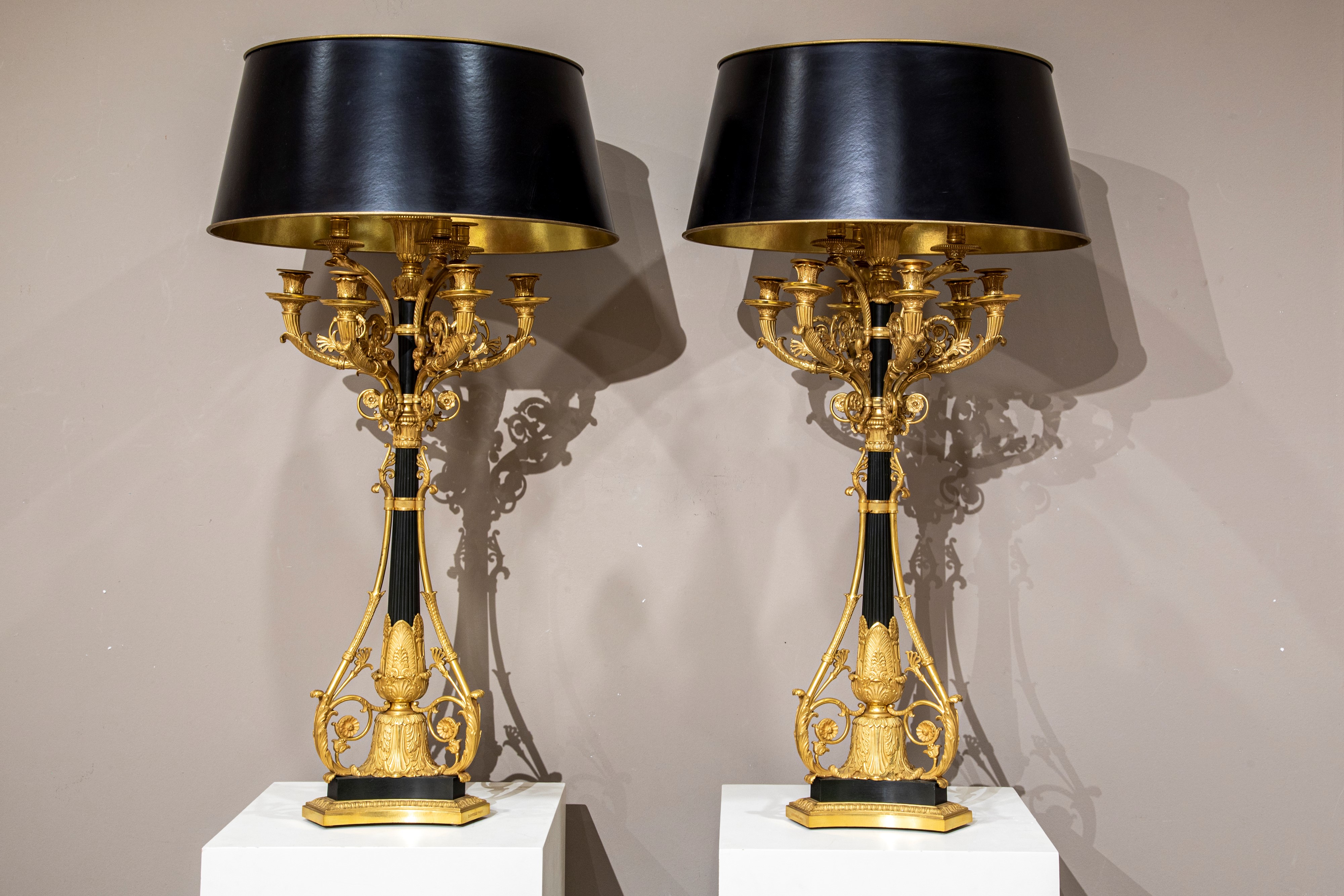E. Mottheau, Coppia di lampade bouillotte a candelabri in bronzo brunito e dorato, Francia, circa...