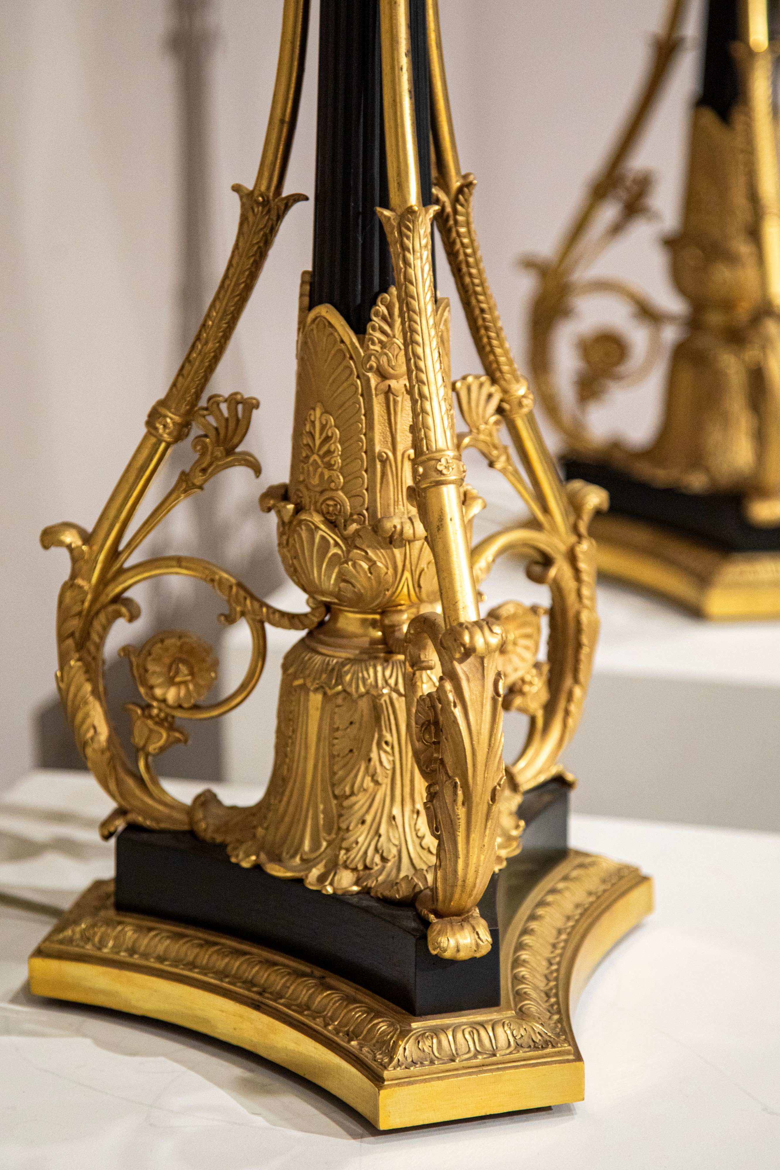 E. Mottheau, Coppia di lampade bouillotte a candelabri in bronzo brunito e dorato, Francia, circa...