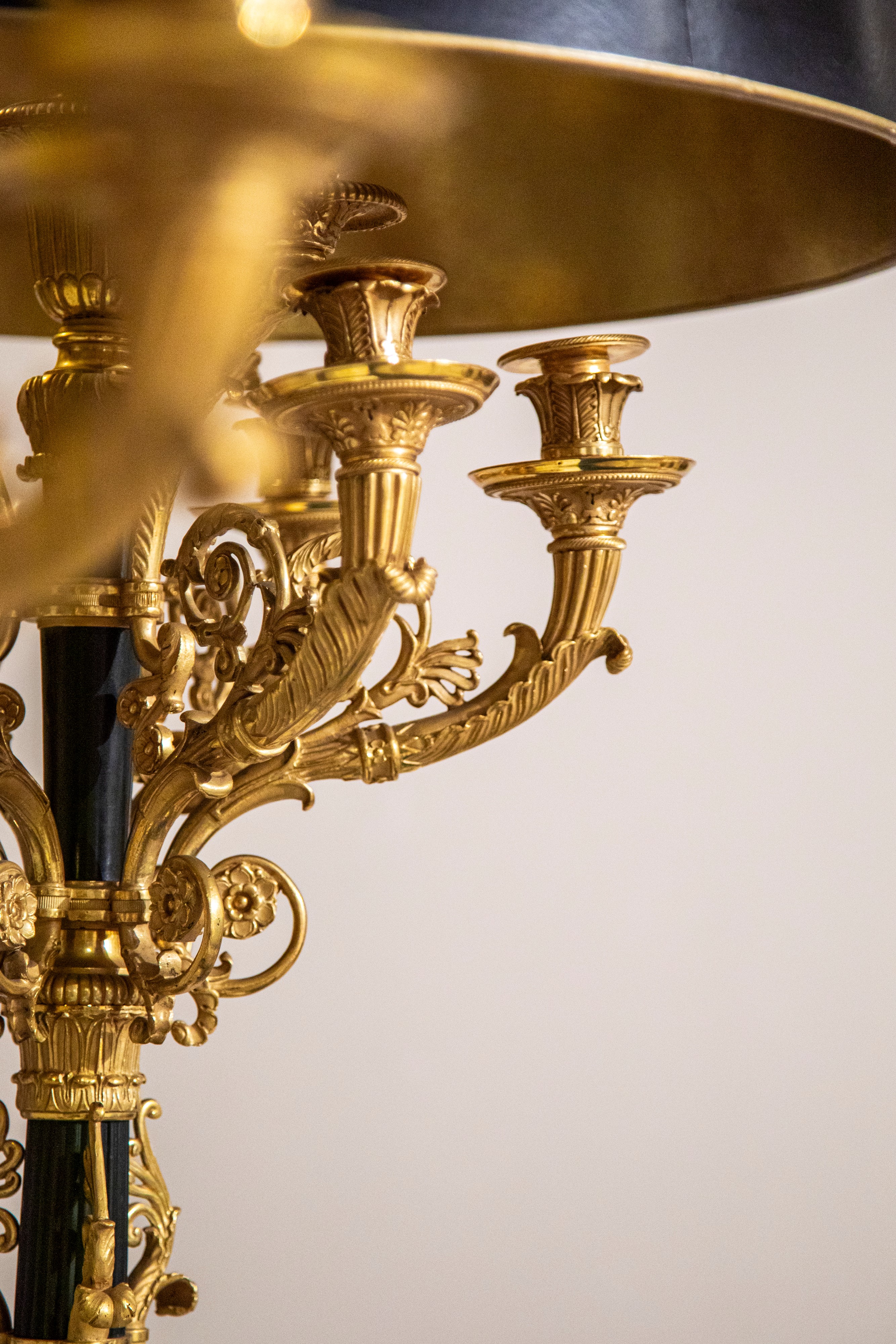 E. Mottheau, Coppia di lampade bouillotte a candelabri in bronzo brunito e dorato, Francia, circa...