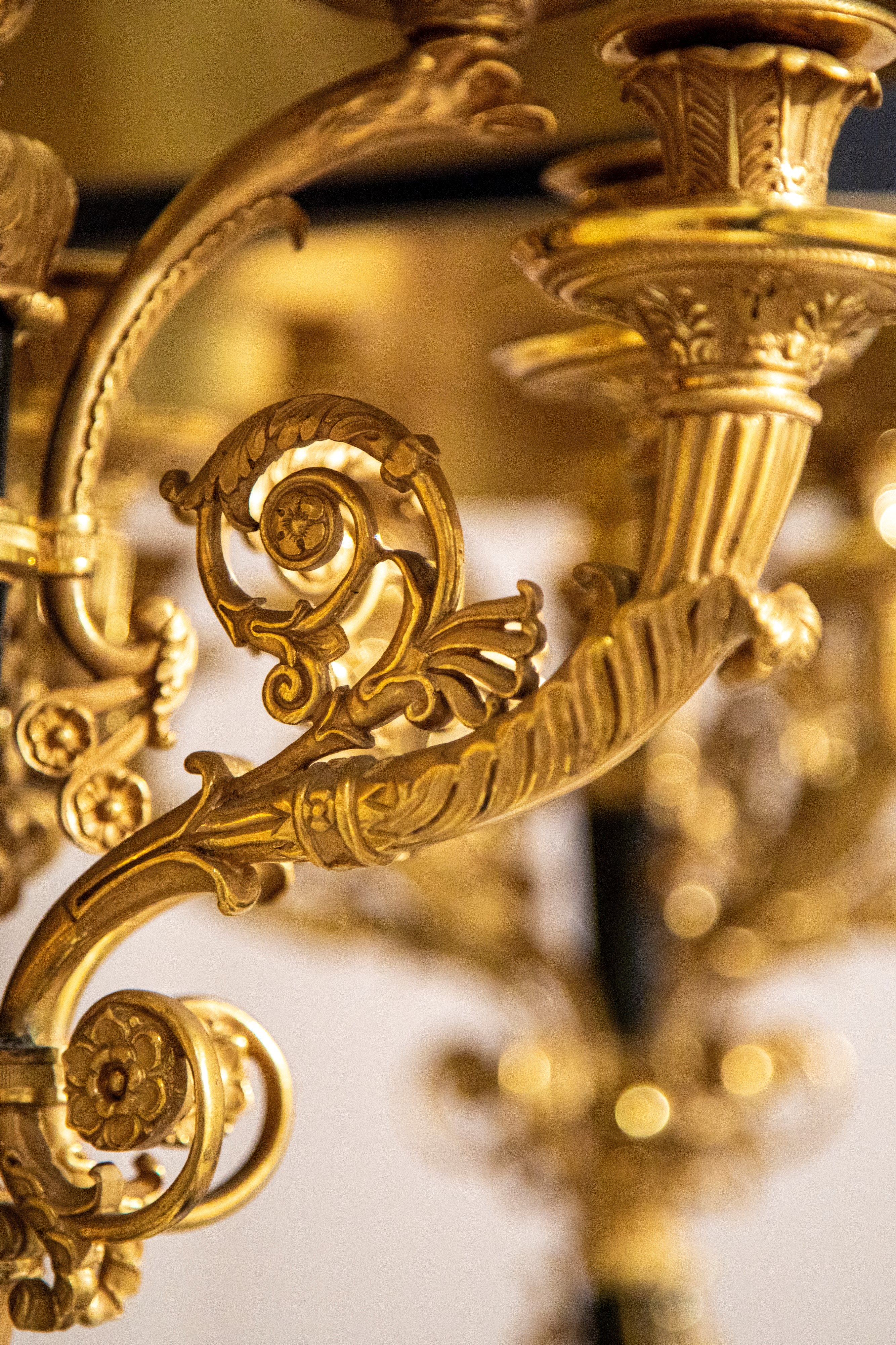 E. Mottheau, Coppia di lampade bouillotte a candelabri in bronzo brunito e dorato, Francia, circa...