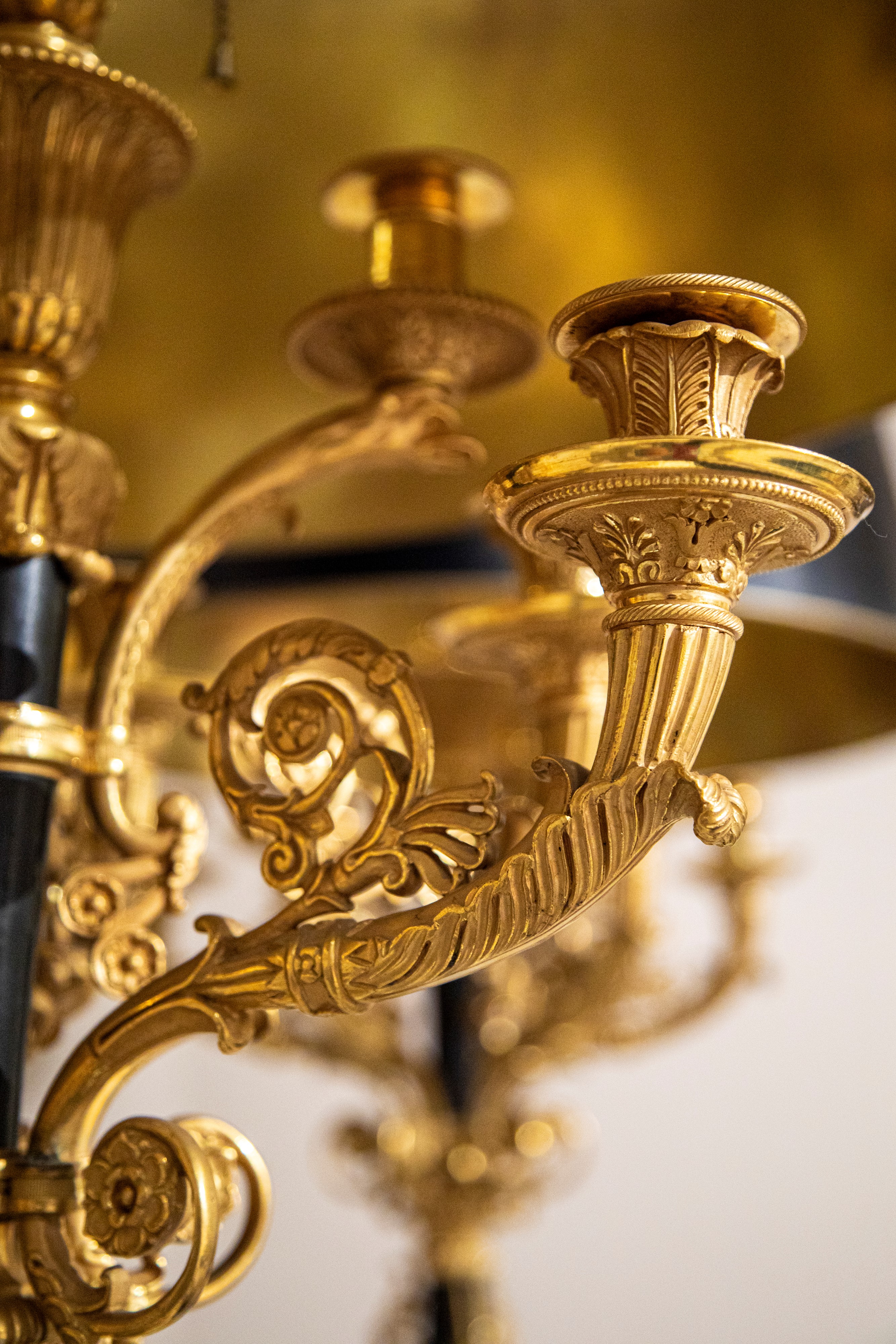 E. Mottheau, Coppia di lampade bouillotte a candelabri in bronzo brunito e dorato, Francia, circa...