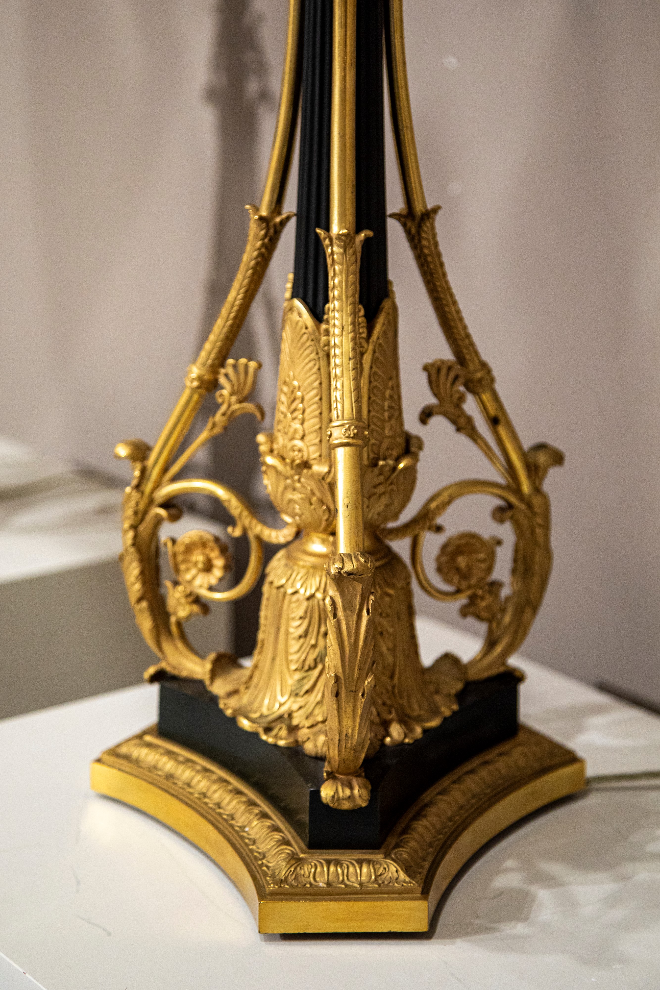 E. Mottheau, Coppia di lampade bouillotte a candelabri in bronzo brunito e dorato, Francia, circa...