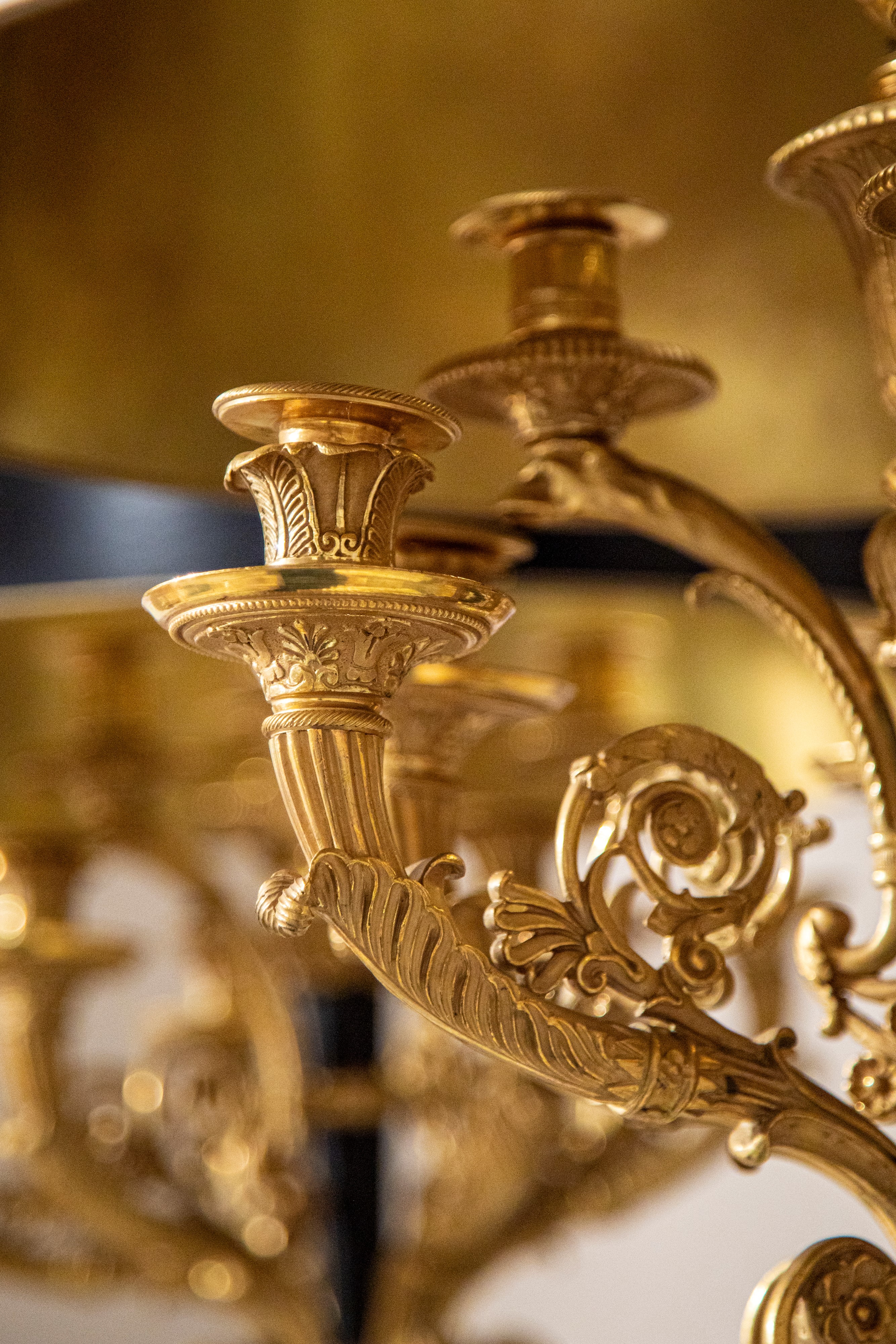 E. Mottheau, Coppia di lampade bouillotte a candelabri in bronzo brunito e dorato, Francia, circa...