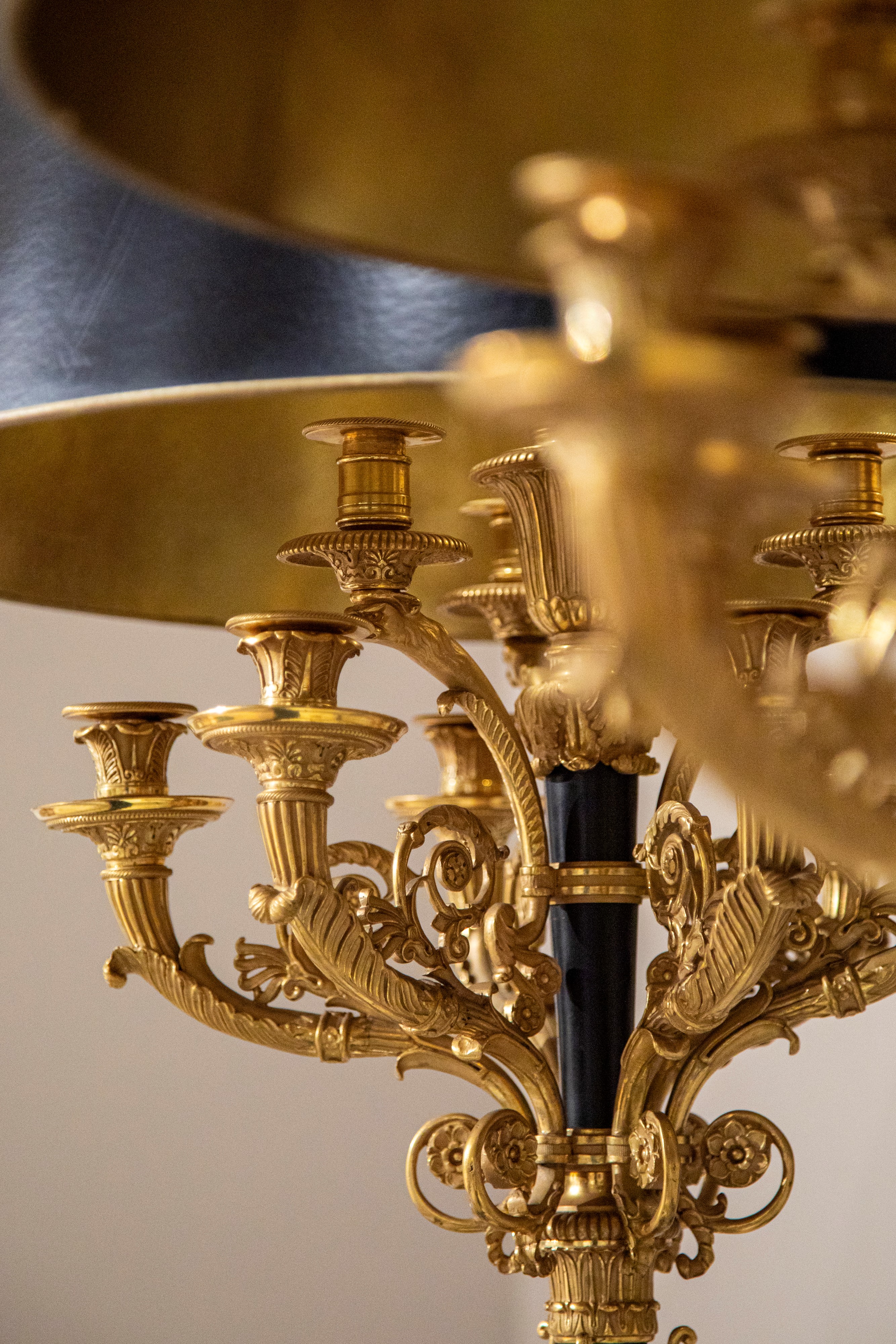 E. Mottheau, Coppia di lampade bouillotte a candelabri in bronzo brunito e dorato, Francia, circa...