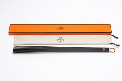 Calzascarpe, legno di faggio nero con dettagli in cuoio e clou de selle
