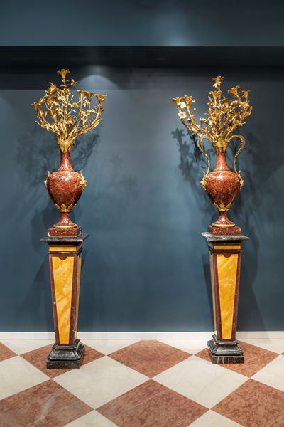 Francia, Coppia di grandi candelabri in marmo griotte rouge montato in bronzo dorato, ultimo quar...