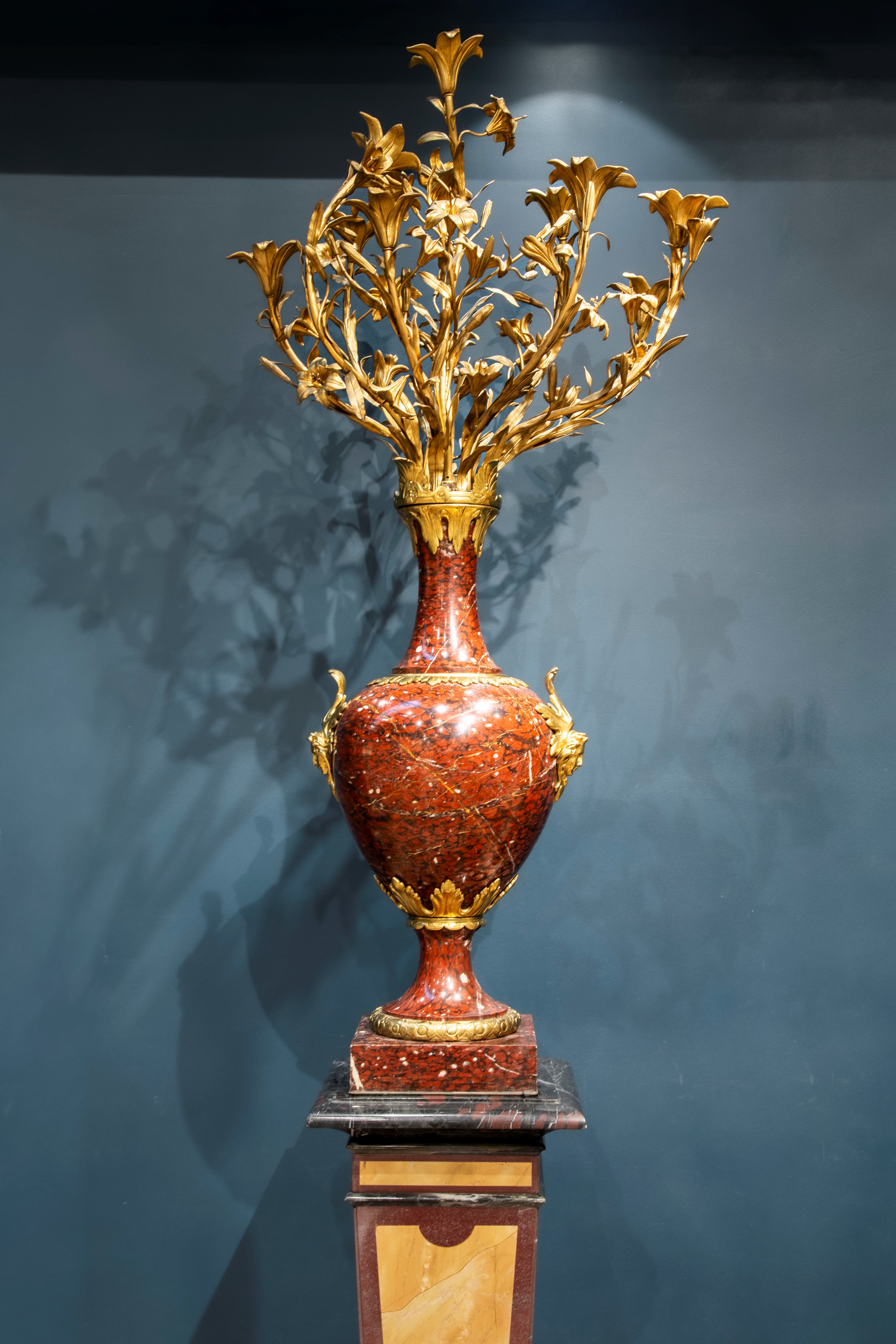 Coppia di Grandi Candelabri in Marmo Griotte Rouge Montato in Bronzo Dorato. Francia, Ultimo Quar...