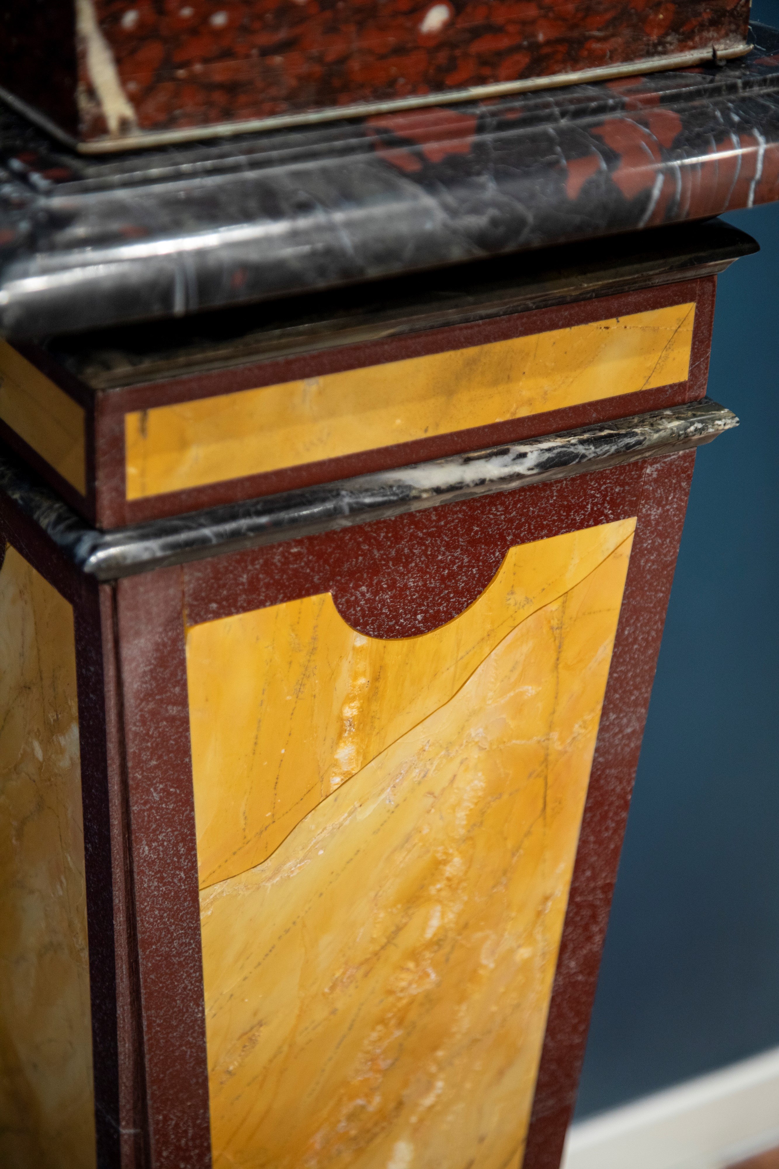 Coppia di Grandi Candelabri in Marmo Griotte Rouge Montato in Bronzo Dorato. Francia, Ultimo Quar...