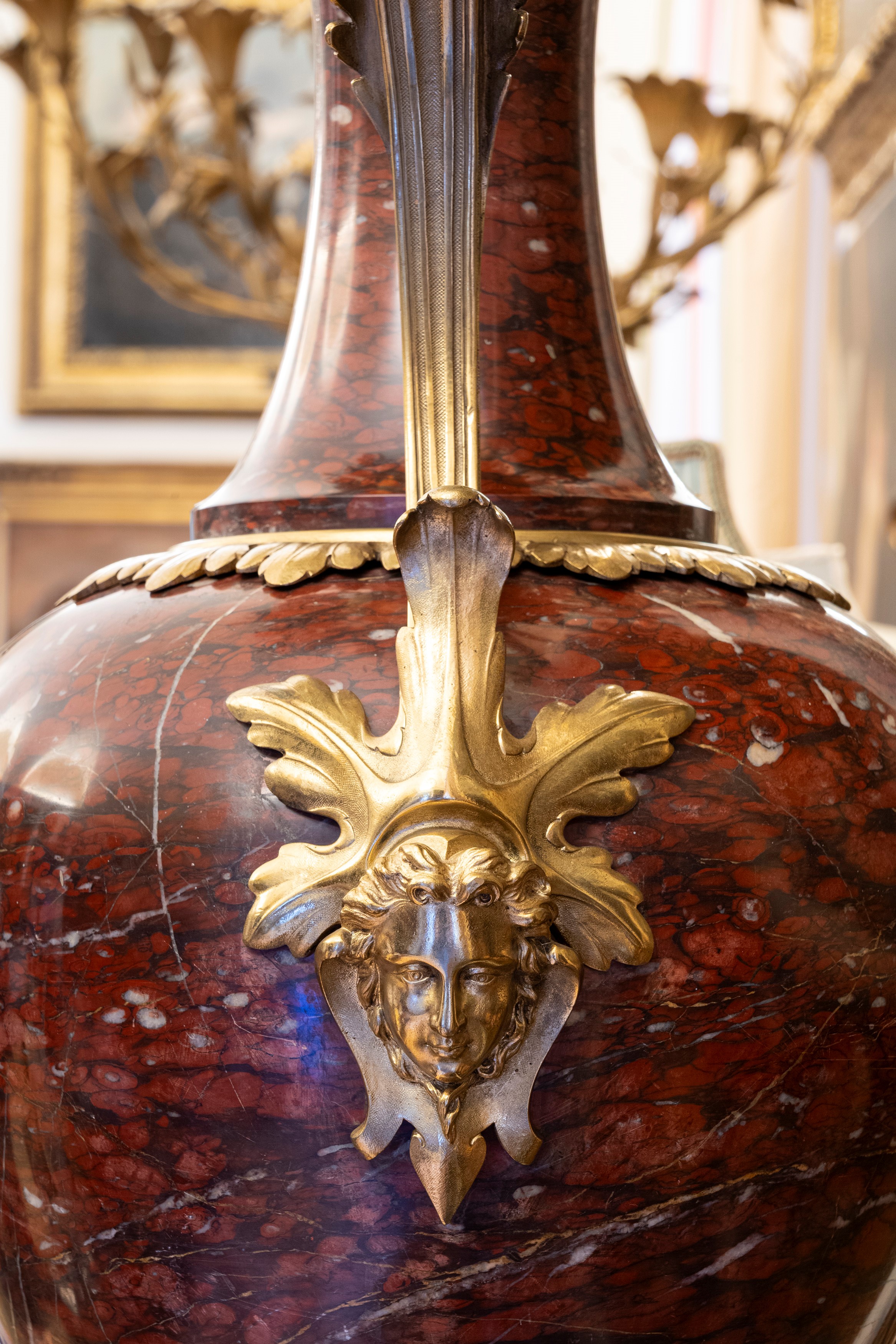 Coppia di Grandi Candelabri in Marmo Griotte Rouge Montato in Bronzo Dorato. Francia, Ultimo Quar...