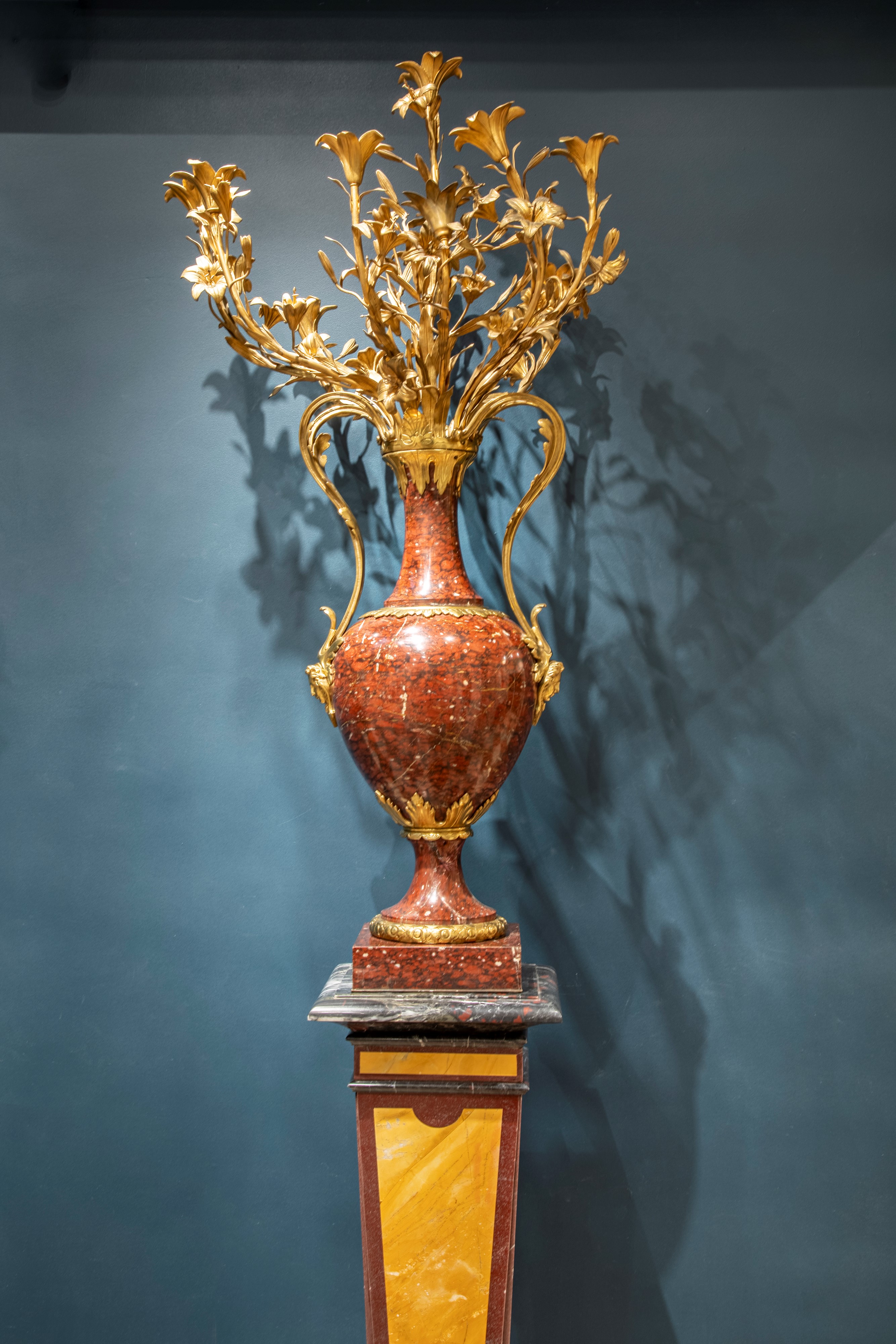 Coppia di Grandi Candelabri in Marmo Griotte Rouge Montato in Bronzo Dorato. Francia, Ultimo Quar...