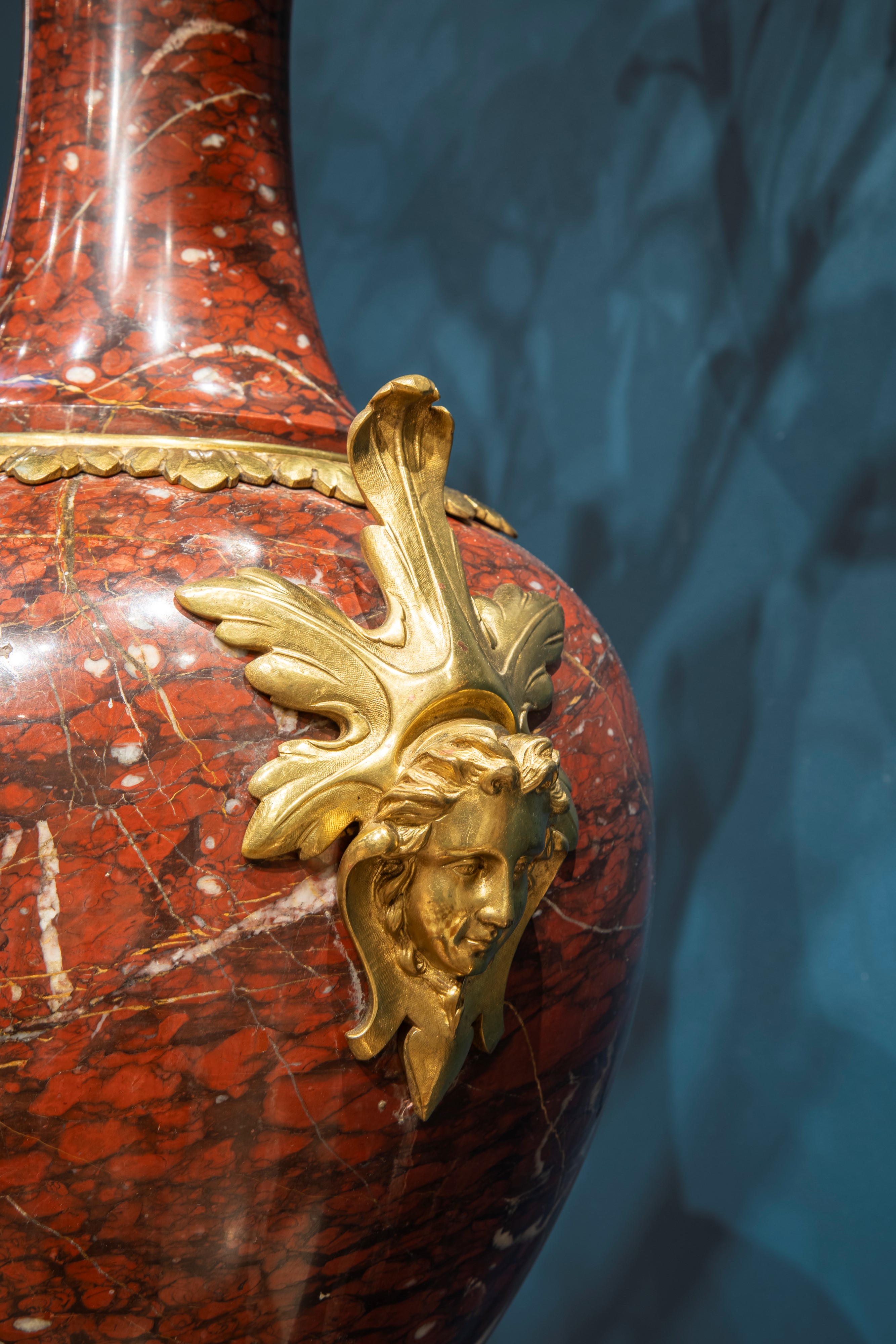 Coppia di Grandi Candelabri in Marmo Griotte Rouge Montato in Bronzo Dorato. Francia, Ultimo Quar...