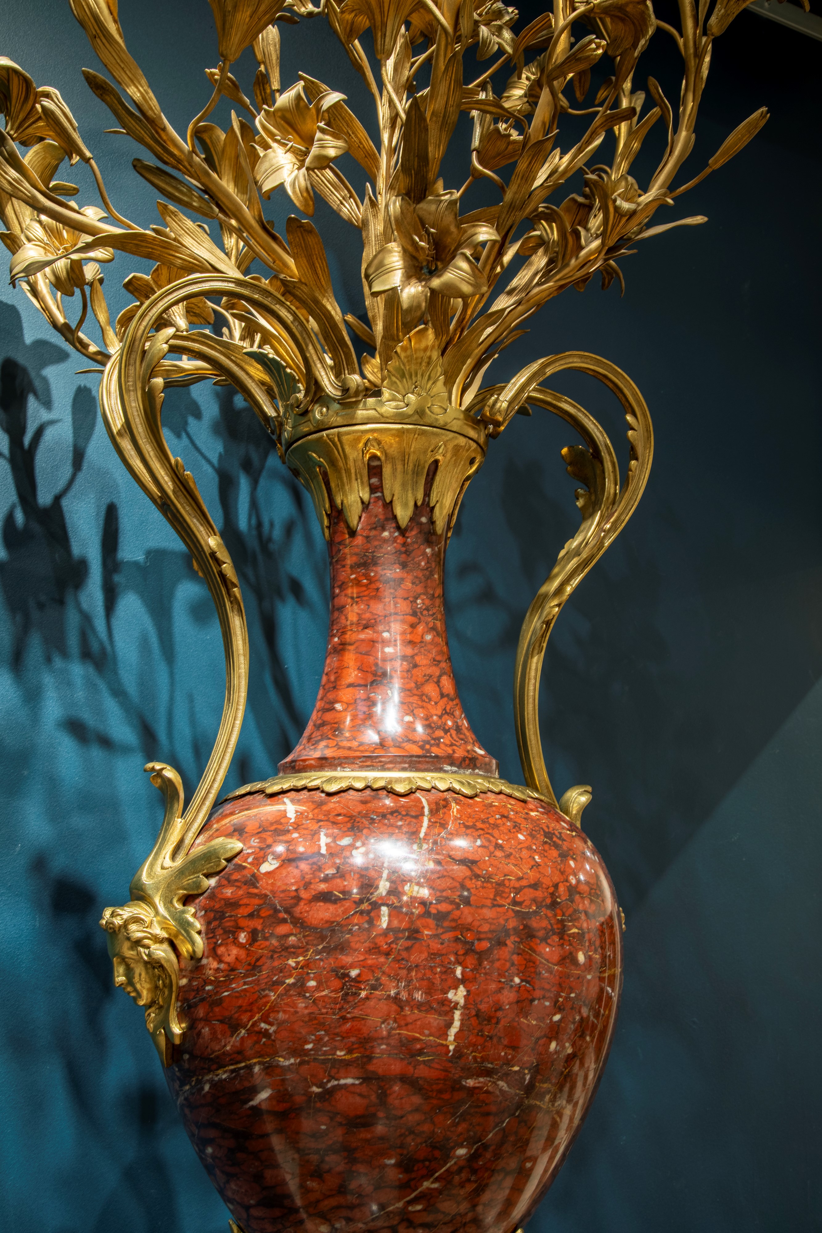 Coppia di Grandi Candelabri in Marmo Griotte Rouge Montato in Bronzo Dorato. Francia, Ultimo Quar...