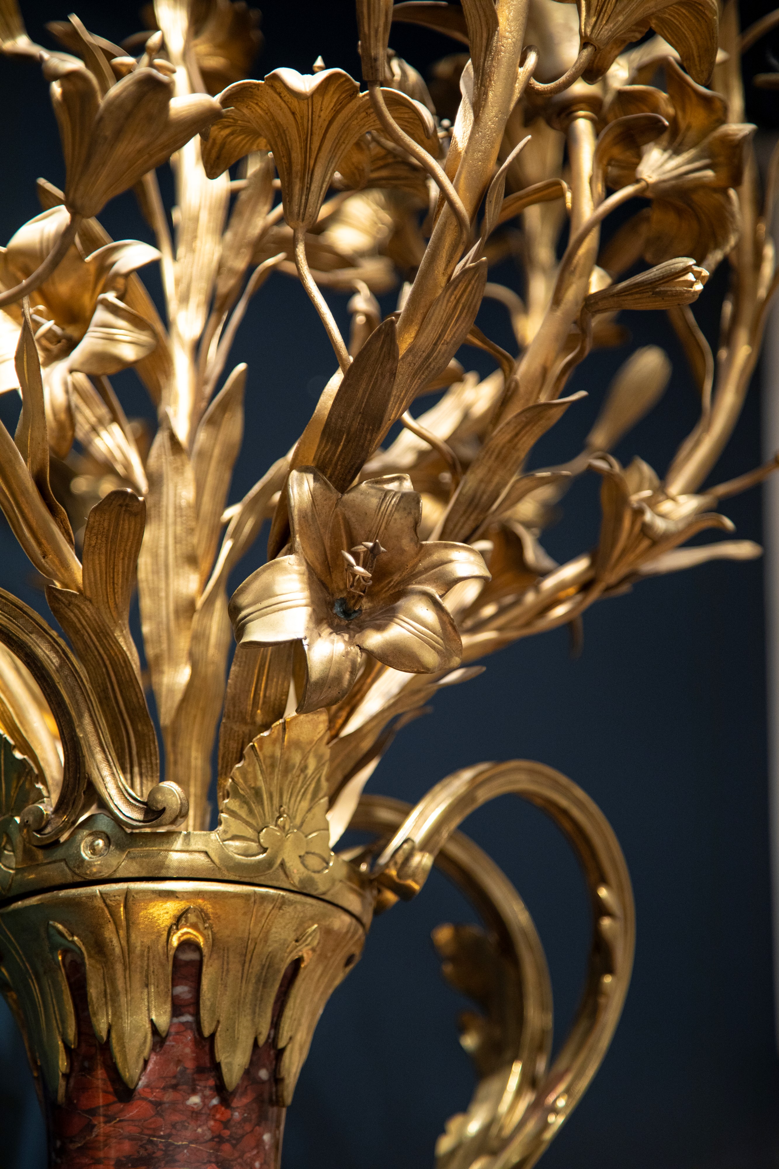 Coppia di Grandi Candelabri in Marmo Griotte Rouge Montato in Bronzo Dorato. Francia, Ultimo Quar...