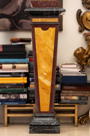 Grandi basi a obelisco rovesciato in marmi vari. Secolo XIX