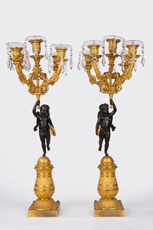 Coppia di candelabri a cinque luci in bronzo brunito e dorato con sostegno a putto. Francia, primo quarto secolo XIX