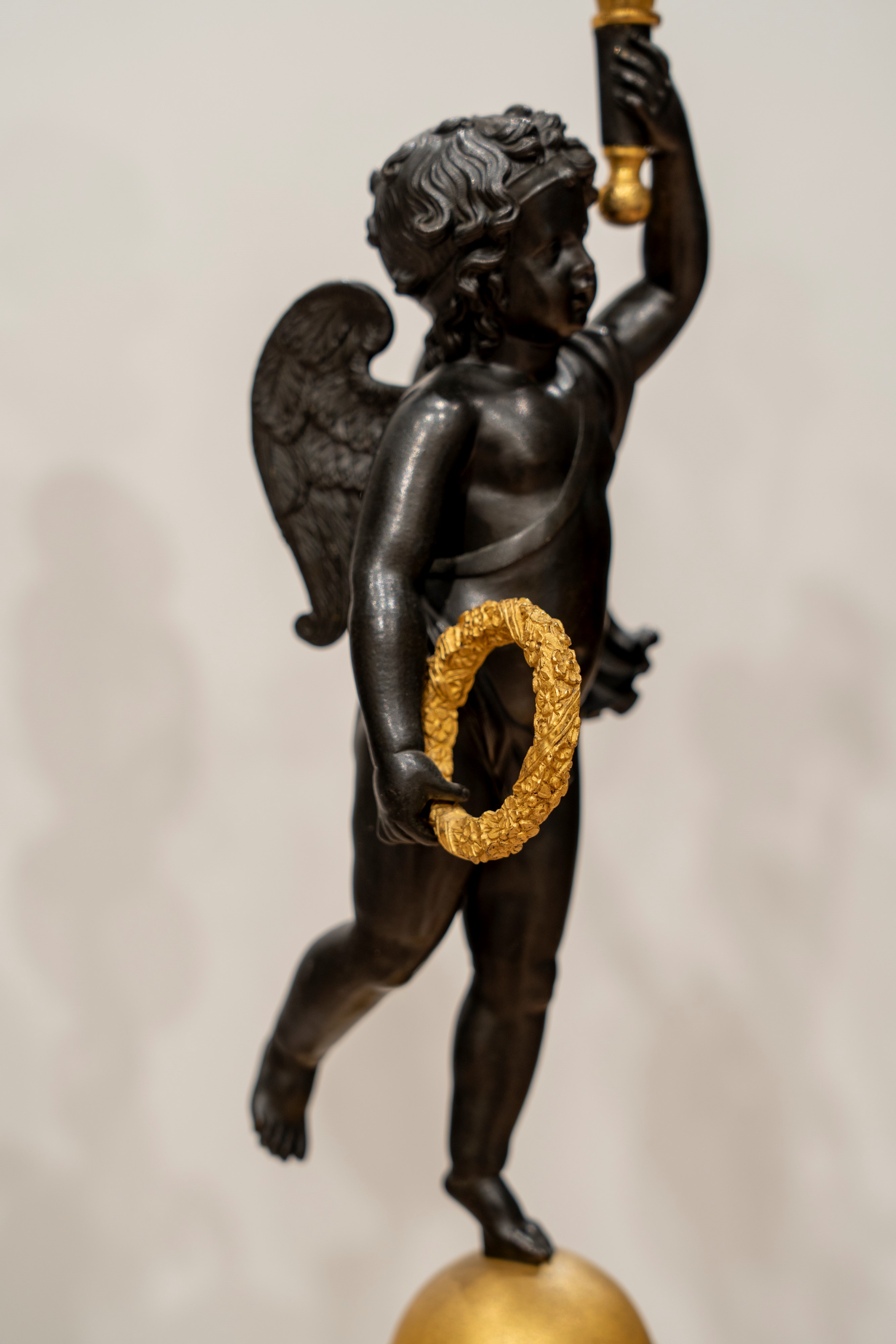 Coppia di candelabri a cinque luci in bronzo brunito e dorato, supportati da putto, Francia, prim...
